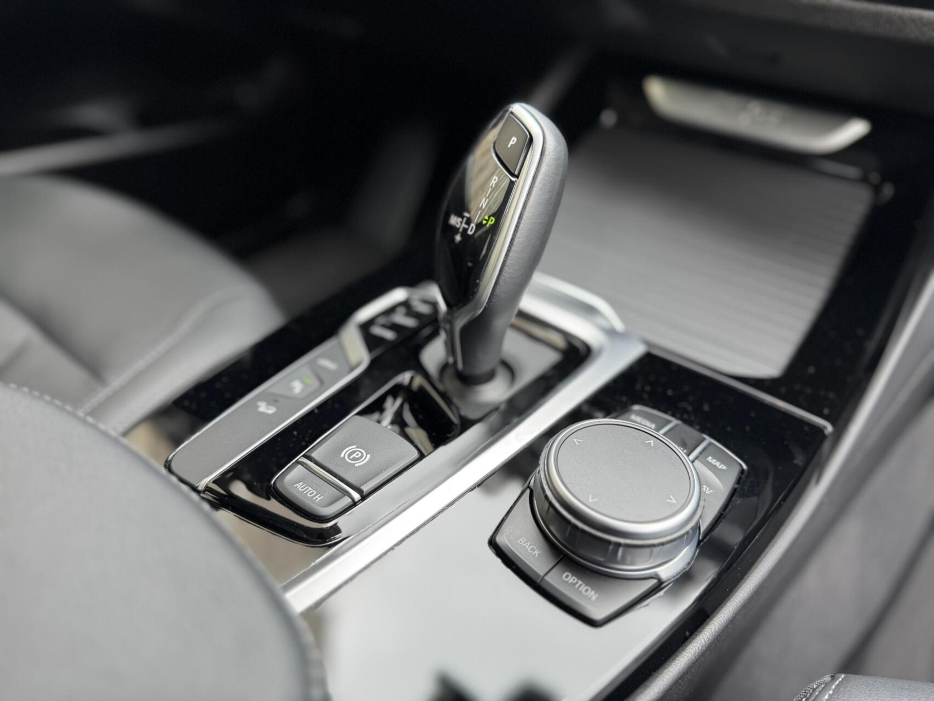 BMW X3 xDrive30e Automaat | Stoelverwarming | Leer | 20 inch lichtmetalen velgen | LED verlichting | Apple CarPlay | Cruise control | Climate control | Metallic lak | Parkeersensoren voor en achter 46635833-59.jpg | Timcars.nl