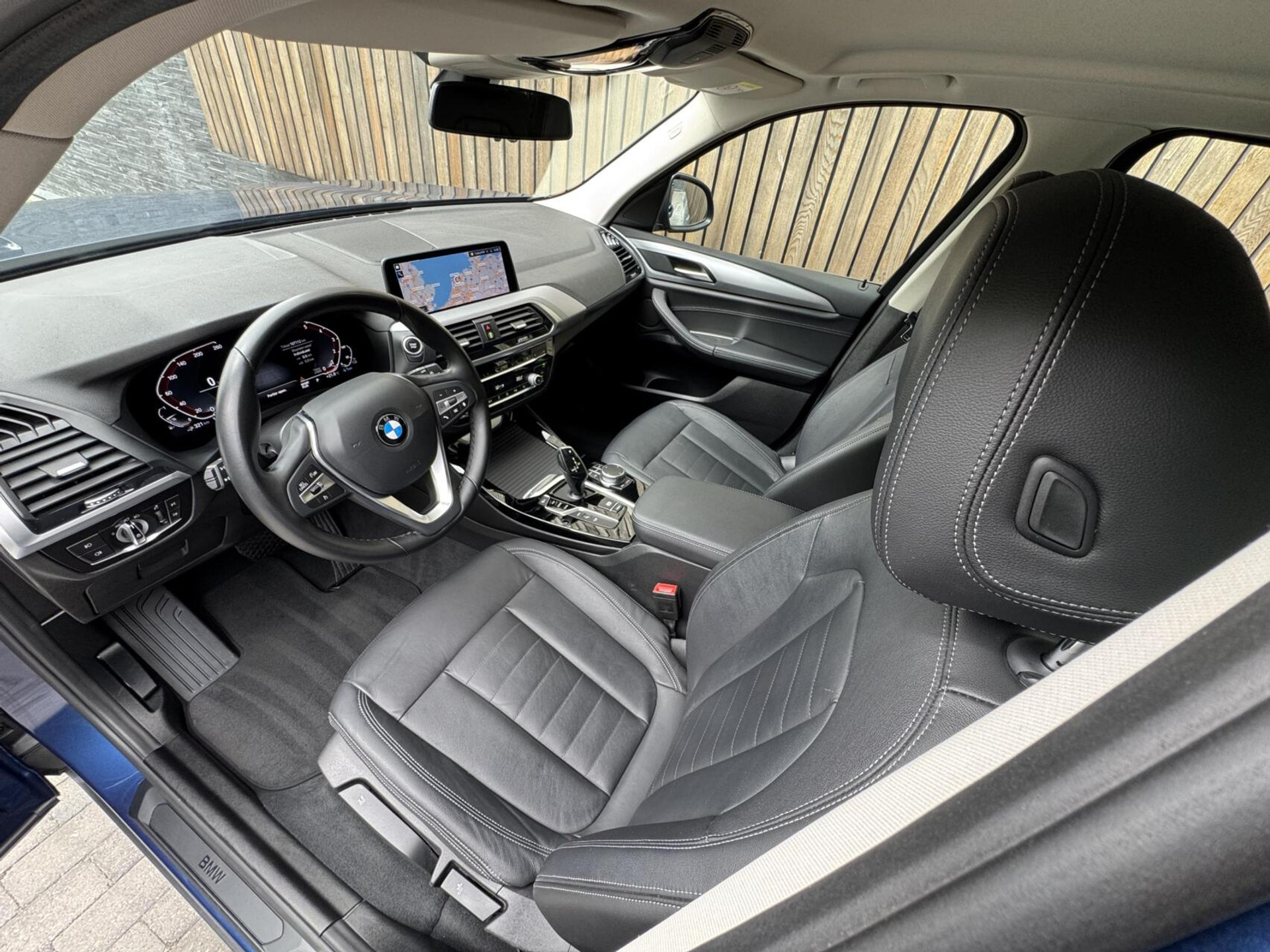 BMW X3 xDrive30e Automaat | Stoelverwarming | Leer | 20 inch lichtmetalen velgen | LED verlichting | Apple CarPlay | Cruise control | Climate control | Metallic lak | Parkeersensoren voor en achter 46635833-6.jpg | Timcars.nl