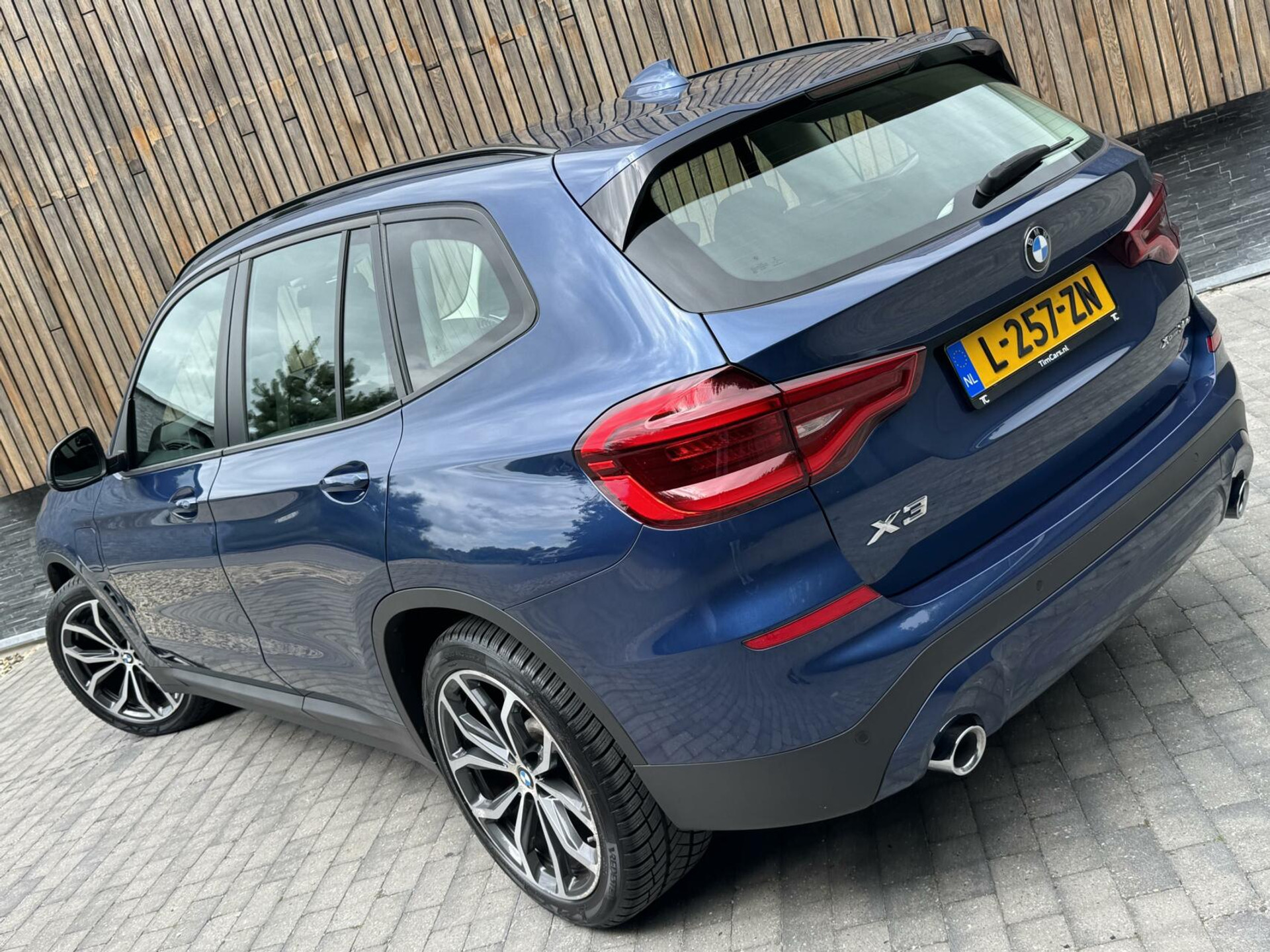 BMW X3 xDrive30e Automaat | Stoelverwarming | Leer | 20 inch lichtmetalen velgen | LED verlichting | Apple CarPlay | Cruise control | Climate control | Metallic lak | Parkeersensoren voor en achter 46635833-62.jpg | Timcars.nl