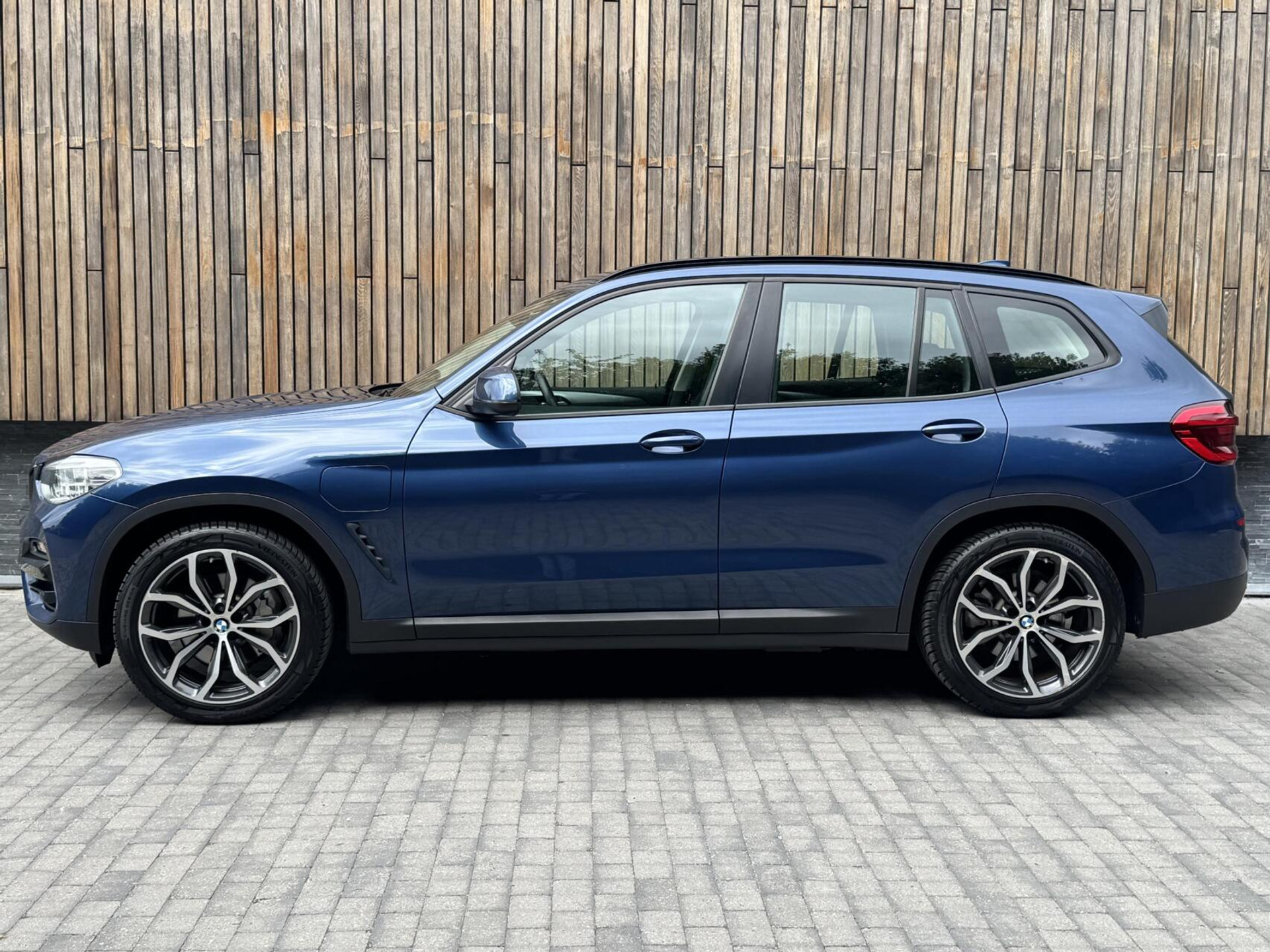 BMW X3 xDrive30e Automaat | Stoelverwarming | Leer | 20 inch lichtmetalen velgen | LED verlichting | Apple CarPlay | Cruise control | Climate control | Metallic lak | Parkeersensoren voor en achter 46635833-65.jpg | Timcars.nl