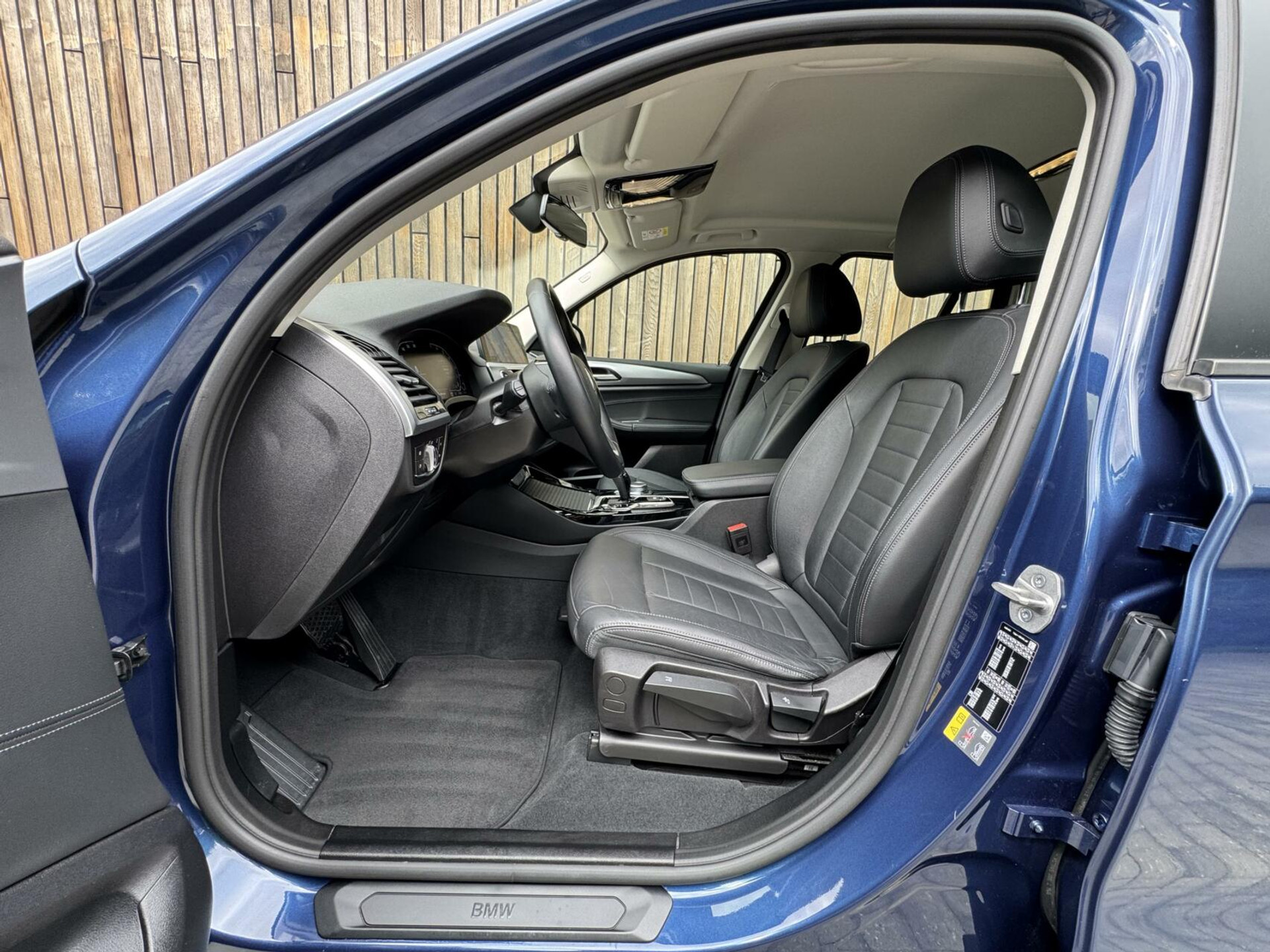 BMW X3 xDrive30e Automaat | Stoelverwarming | Leer | 20 inch lichtmetalen velgen | LED verlichting | Apple CarPlay | Cruise control | Climate control | Metallic lak | Parkeersensoren voor en achter 46635833-7.jpg | Timcars.nl