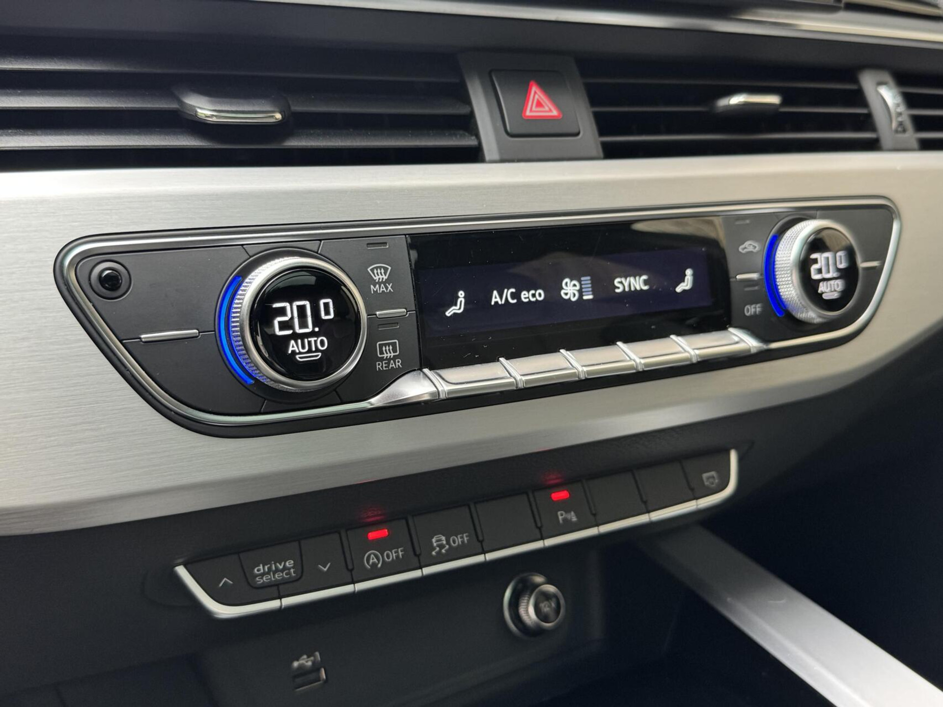 Audi A4 Avant 35 TFSI S-line Automaat | Panoramadak | Adaptieve cruise control | Grootlicht assistentie| Afgevlakt stuurwiel | Climate control | Getint glas | Zwart optiek | Parkeersensoren voor en achter 46807386-28.jpg | Timcars.nl