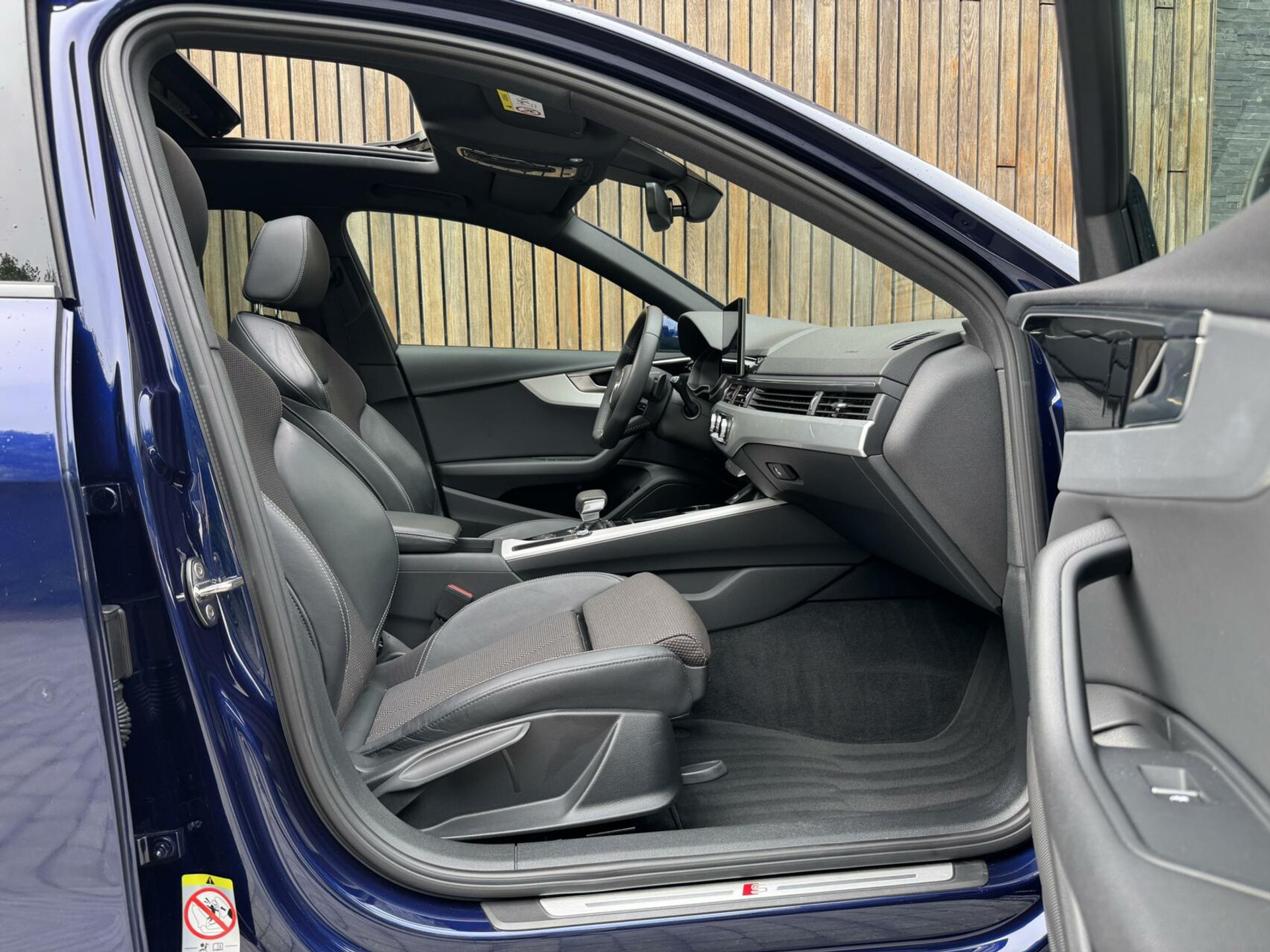 Audi A4 Avant 35 TFSI S-line Automaat | Panoramadak | Adaptieve cruise control | Grootlicht assistentie| Afgevlakt stuurwiel | Climate control | Getint glas | Zwart optiek | Parkeersensoren voor en achter 46807386-35.jpg | Timcars.nl