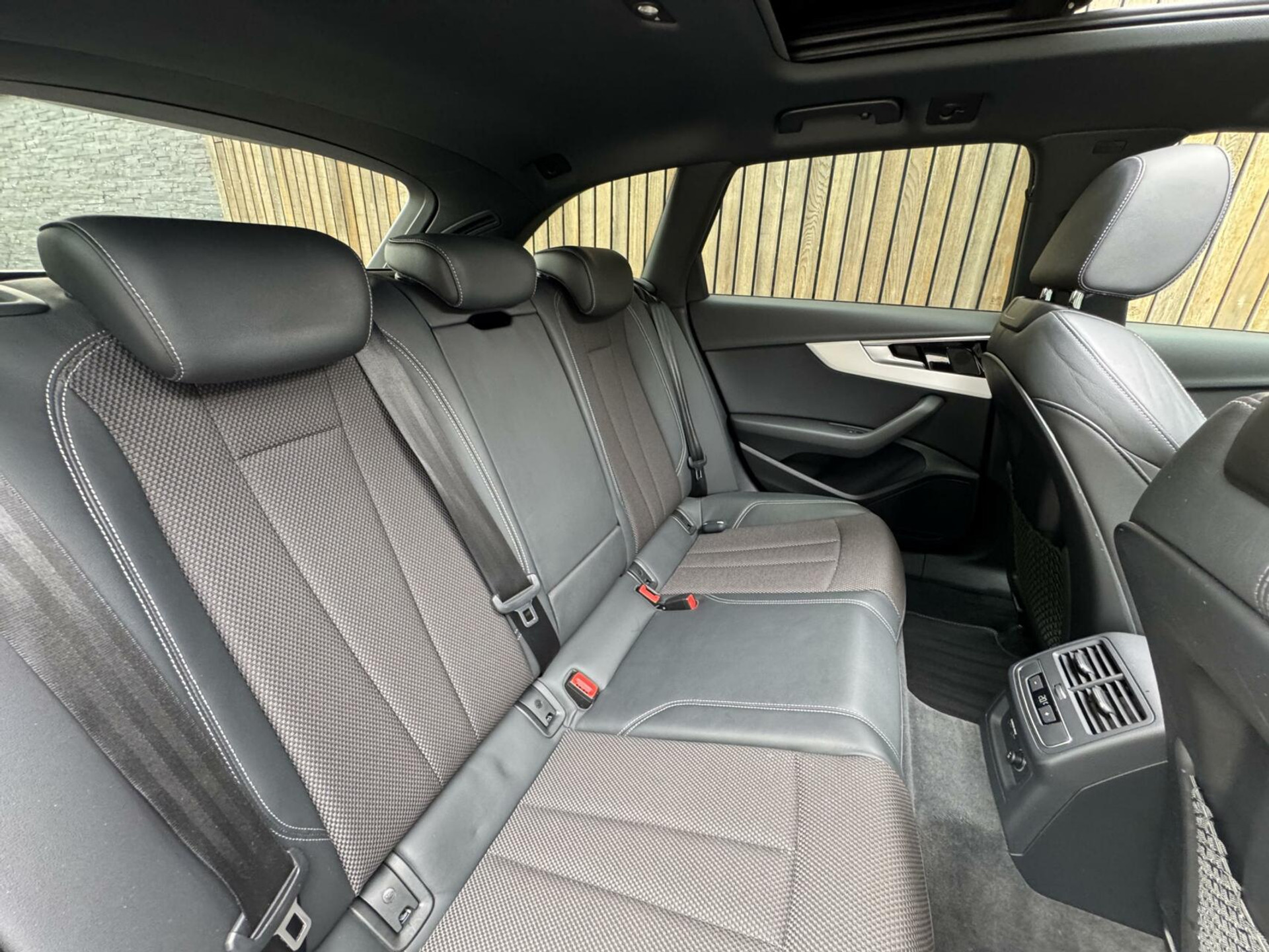 Audi A4 Avant 35 TFSI S-line Automaat | Panoramadak | Adaptieve cruise control | Grootlicht assistentie| Afgevlakt stuurwiel | Climate control | Getint glas | Zwart optiek | Parkeersensoren voor en achter 46807386-43.jpg | Timcars.nl