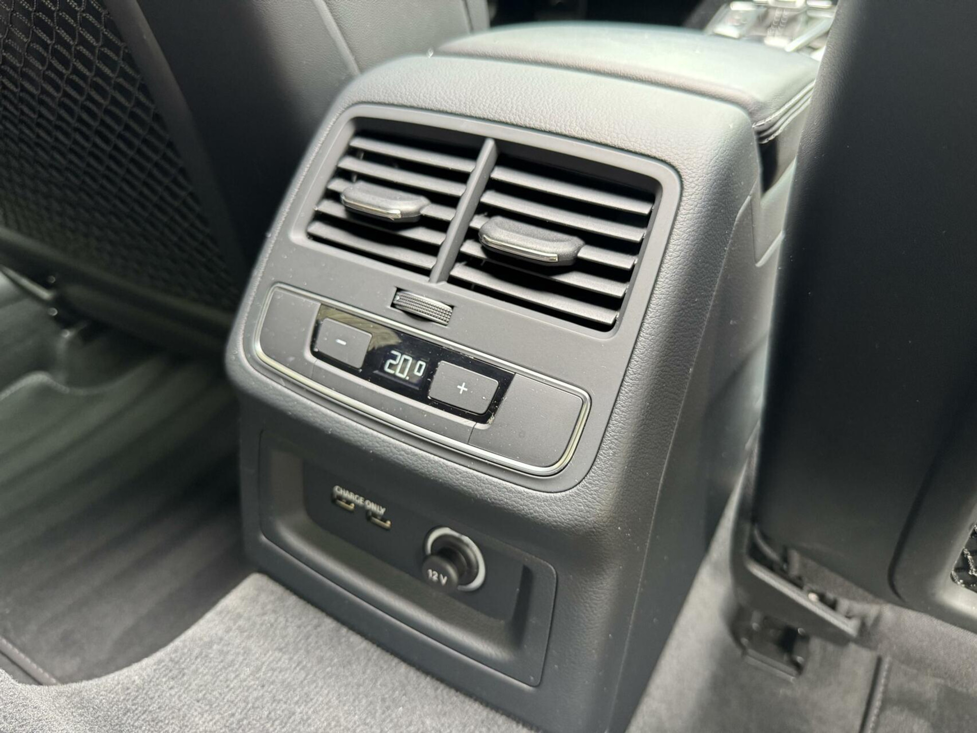 Audi A4 Avant 35 TFSI S-line Automaat | Panoramadak | Adaptieve cruise control | Grootlicht assistentie| Afgevlakt stuurwiel | Climate control | Getint glas | Zwart optiek | Parkeersensoren voor en achter 46807386-44.jpg | Timcars.nl