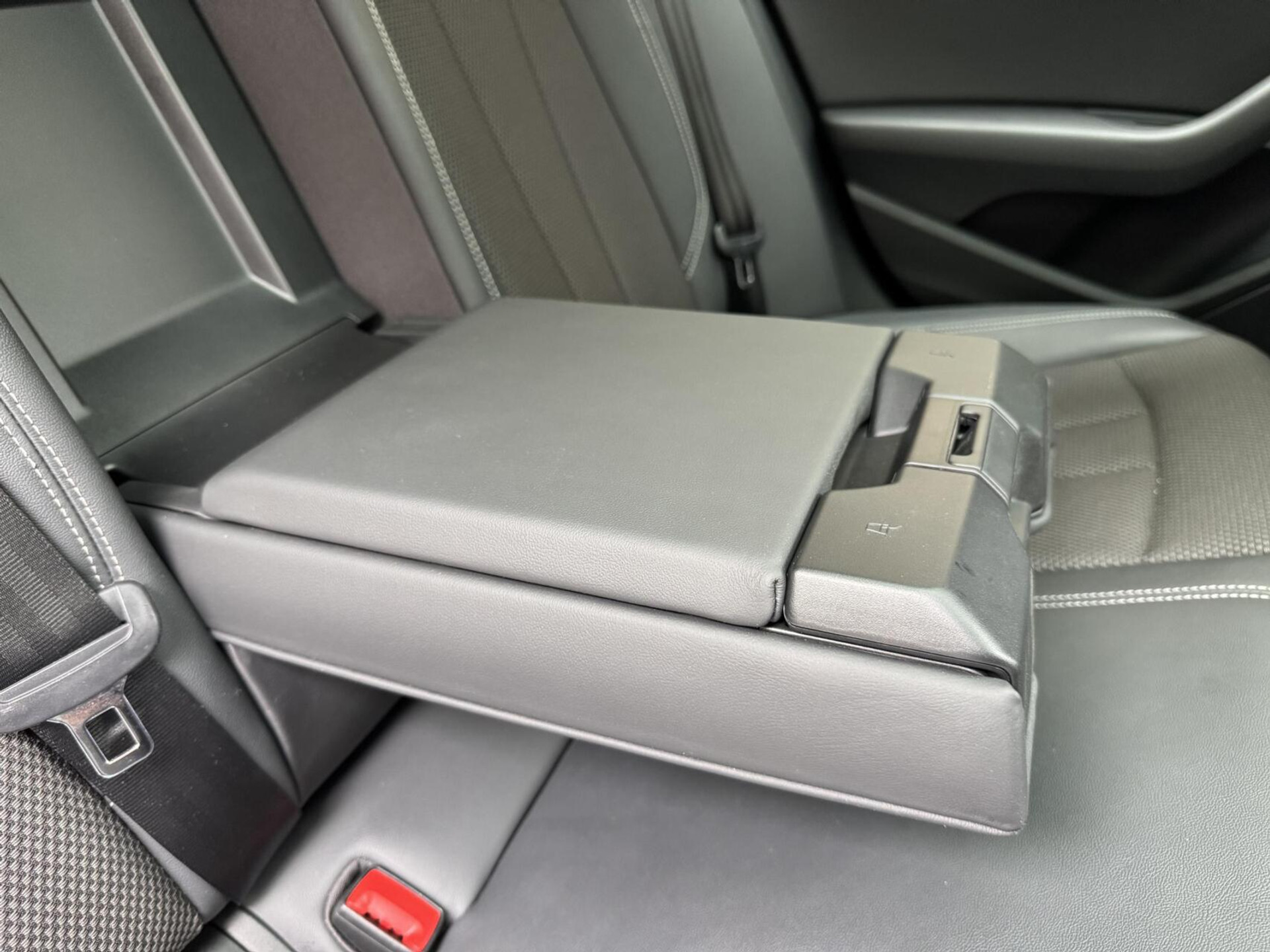 Audi A4 Avant 35 TFSI S-line Automaat | Panoramadak | Adaptieve cruise control | Grootlicht assistentie| Afgevlakt stuurwiel | Climate control | Getint glas | Zwart optiek | Parkeersensoren voor en achter 46807386-48.jpg | Timcars.nl