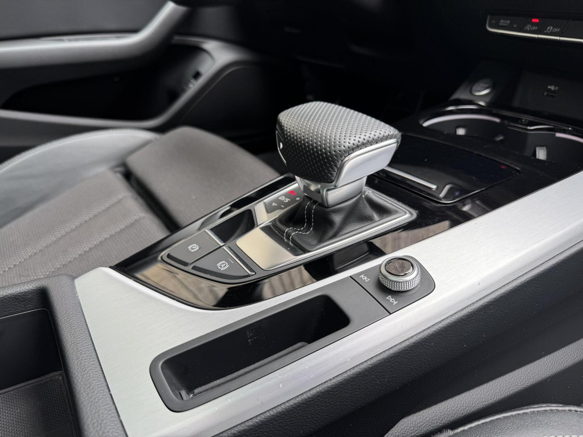 Audi A4 Avant 35 TFSI S-line Automaat | Panoramadak | Adaptieve cruise control | Grootlicht assistentie| Afgevlakt stuurwiel | Climate control | Getint glas | Zwart optiek | Parkeersensoren voor en achter 46807386-51.jpg | Timcars.nl