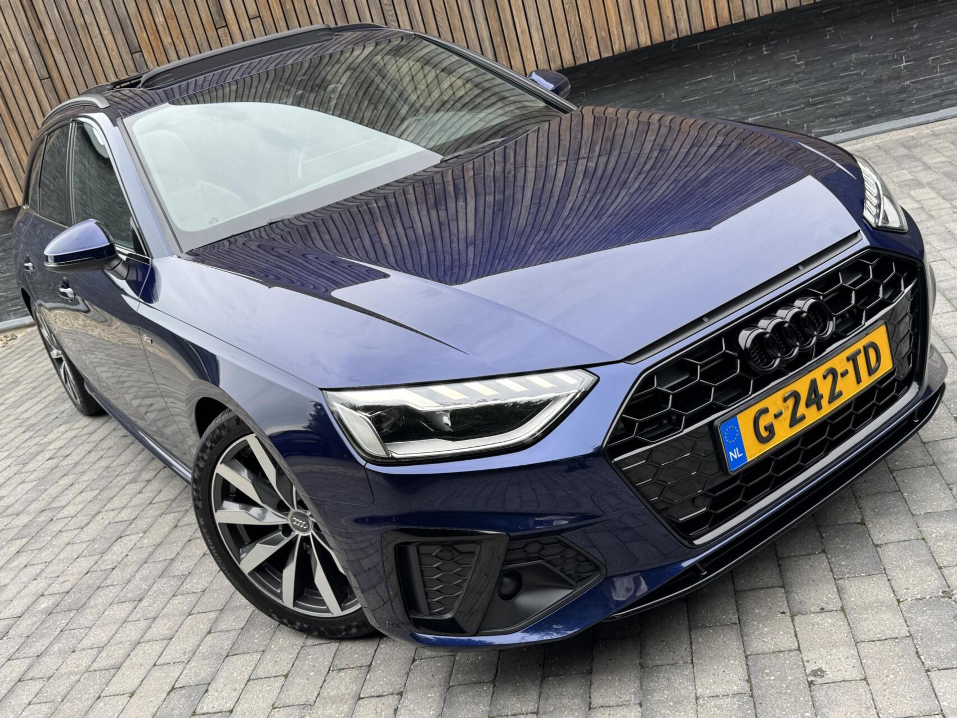 Audi A4 Avant 35 TFSI S-line Automaat | Panoramadak | Adaptieve cruise control | Grootlicht assistentie| Afgevlakt stuurwiel | Climate control | Getint glas | Zwart optiek | Parkeersensoren voor en achter 46807386-52.jpg | Timcars.nl