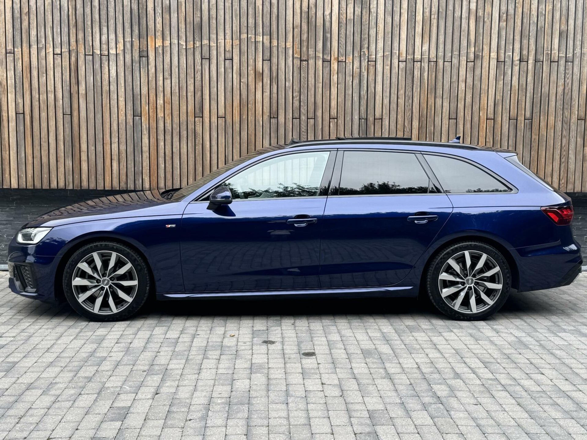 Audi A4 Avant 35 TFSI S-line Automaat | Panoramadak | Adaptieve cruise control | Grootlicht assistentie| Afgevlakt stuurwiel | Climate control | Getint glas | Zwart optiek | Parkeersensoren voor en achter 46807386-56.jpg | Timcars.nl