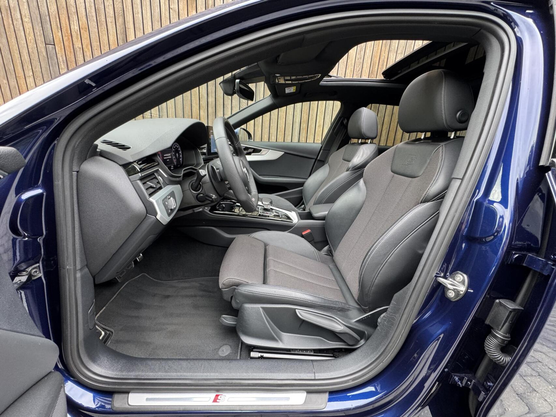 Audi A4 Avant 35 TFSI S-line Automaat | Panoramadak | Adaptieve cruise control | Grootlicht assistentie| Afgevlakt stuurwiel | Climate control | Getint glas | Zwart optiek | Parkeersensoren voor en achter 46807386-7.jpg | Timcars.nl