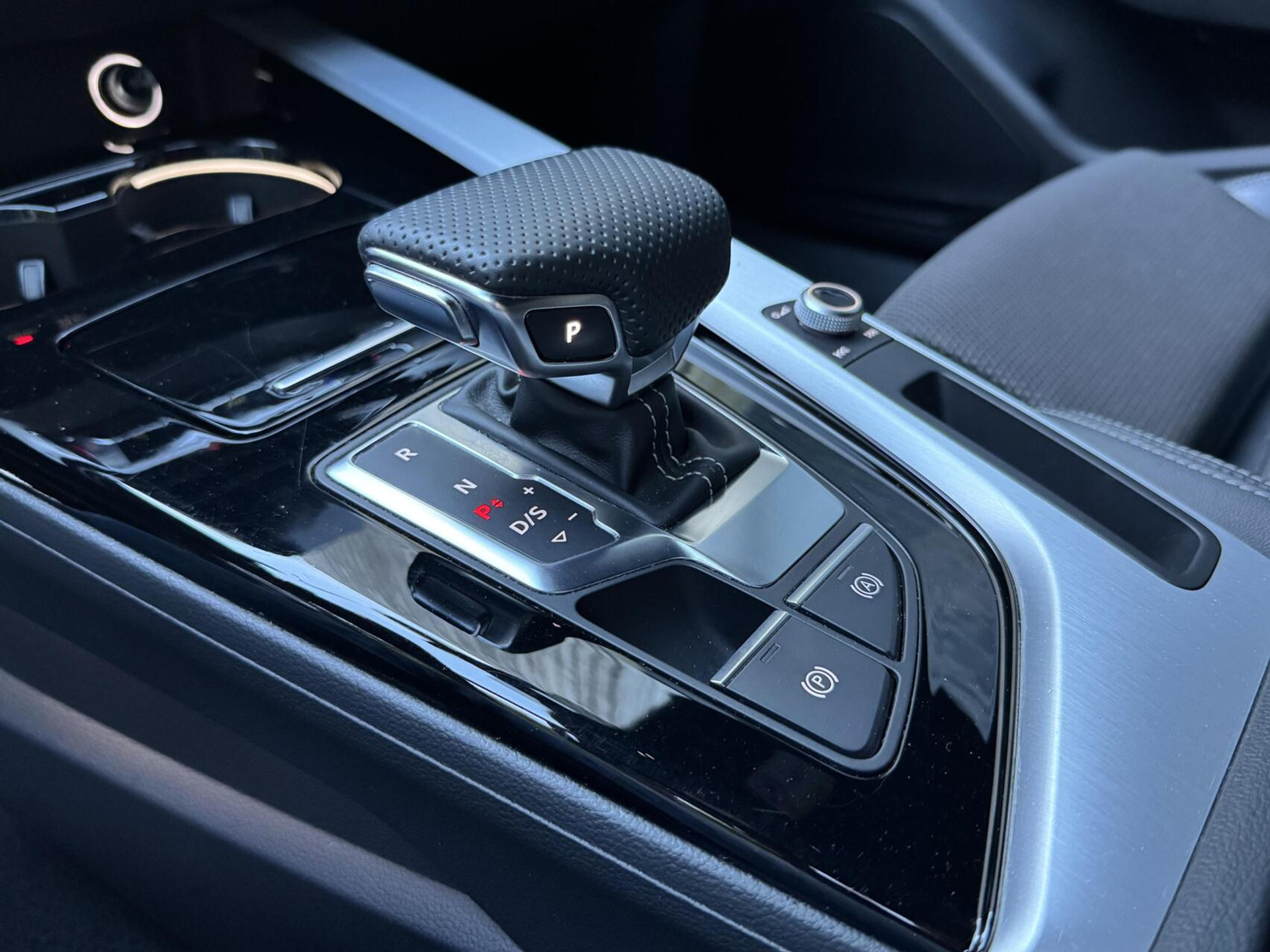 Audi A4 Avant 35 TFSI S-line Automaat | Quantumgrijs | LED | Getint glas | Afgevlakt stuurwiel | Navigatiesysteem | Apple CarPlay | Climate control | Cruise control | Parkeersensoren achter 47383857-33.jpg | Timcars.nl