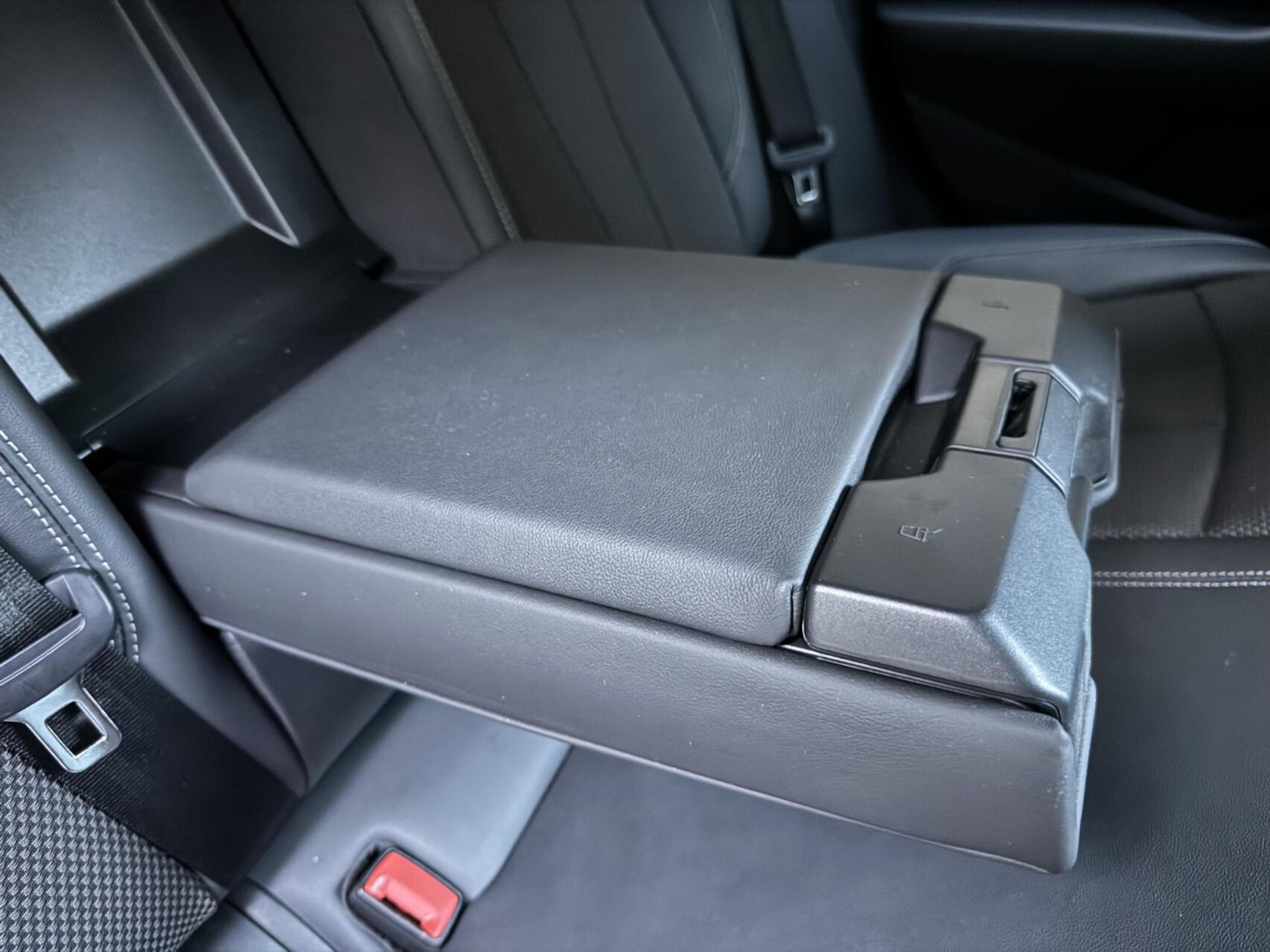 Audi A4 Avant 35 TFSI S-line Automaat | Quantumgrijs | LED | Getint glas | Afgevlakt stuurwiel | Navigatiesysteem | Apple CarPlay | Climate control | Cruise control | Parkeersensoren achter 47383857-49.jpg | Timcars.nl