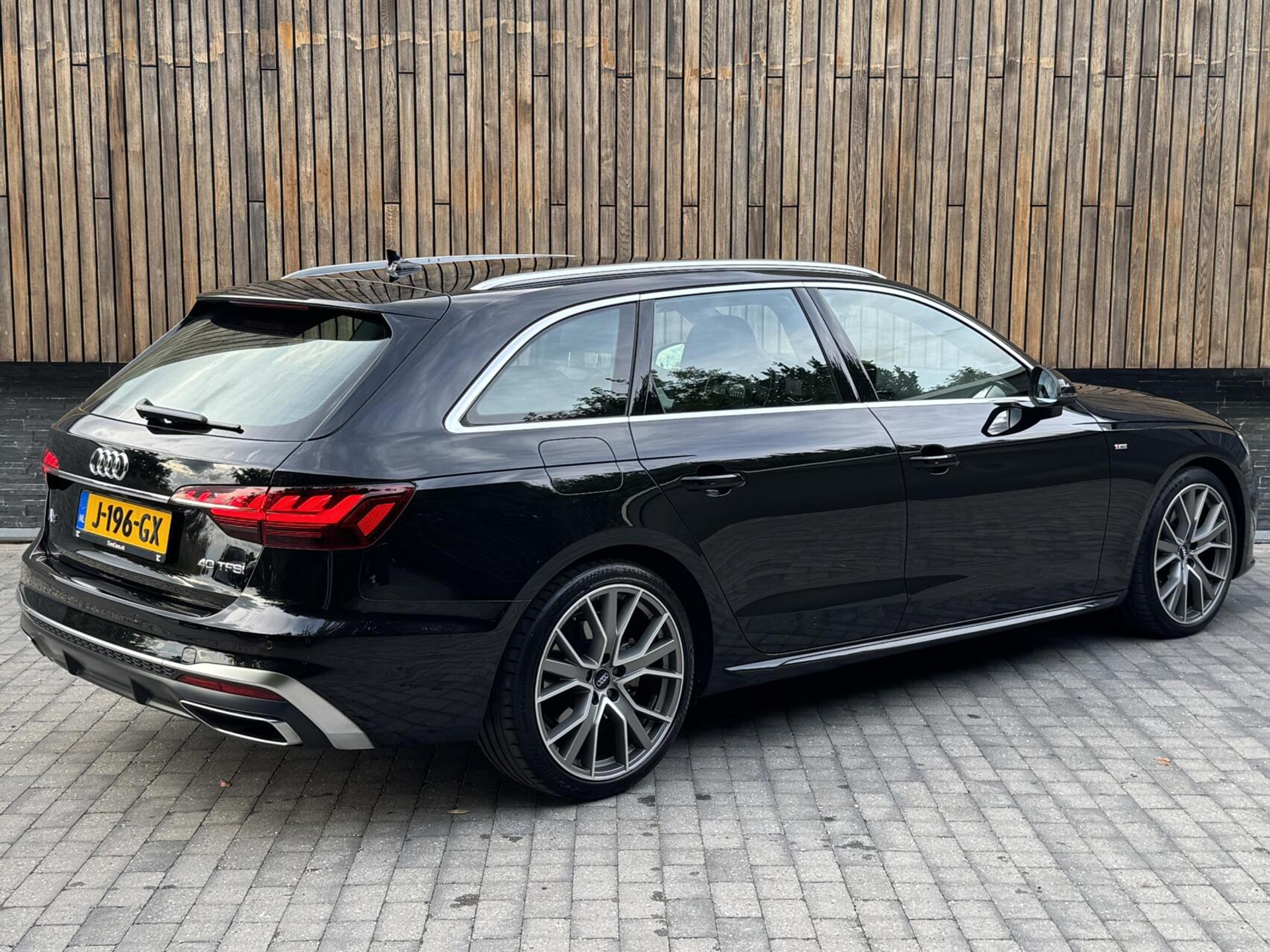 Audi A4 Avant 40 TFSI S-line Automaat | Volleer | Adaptieve cruise control | Lane assist | Afgevlakt sportstuur | Grootlichtassistent | 19 inch lichtmetalen velgen | Apple CarPlay | Parkeersensoren voor en achter | Achteruitrijcamera 47408599-1.jpg | Timcars.nl