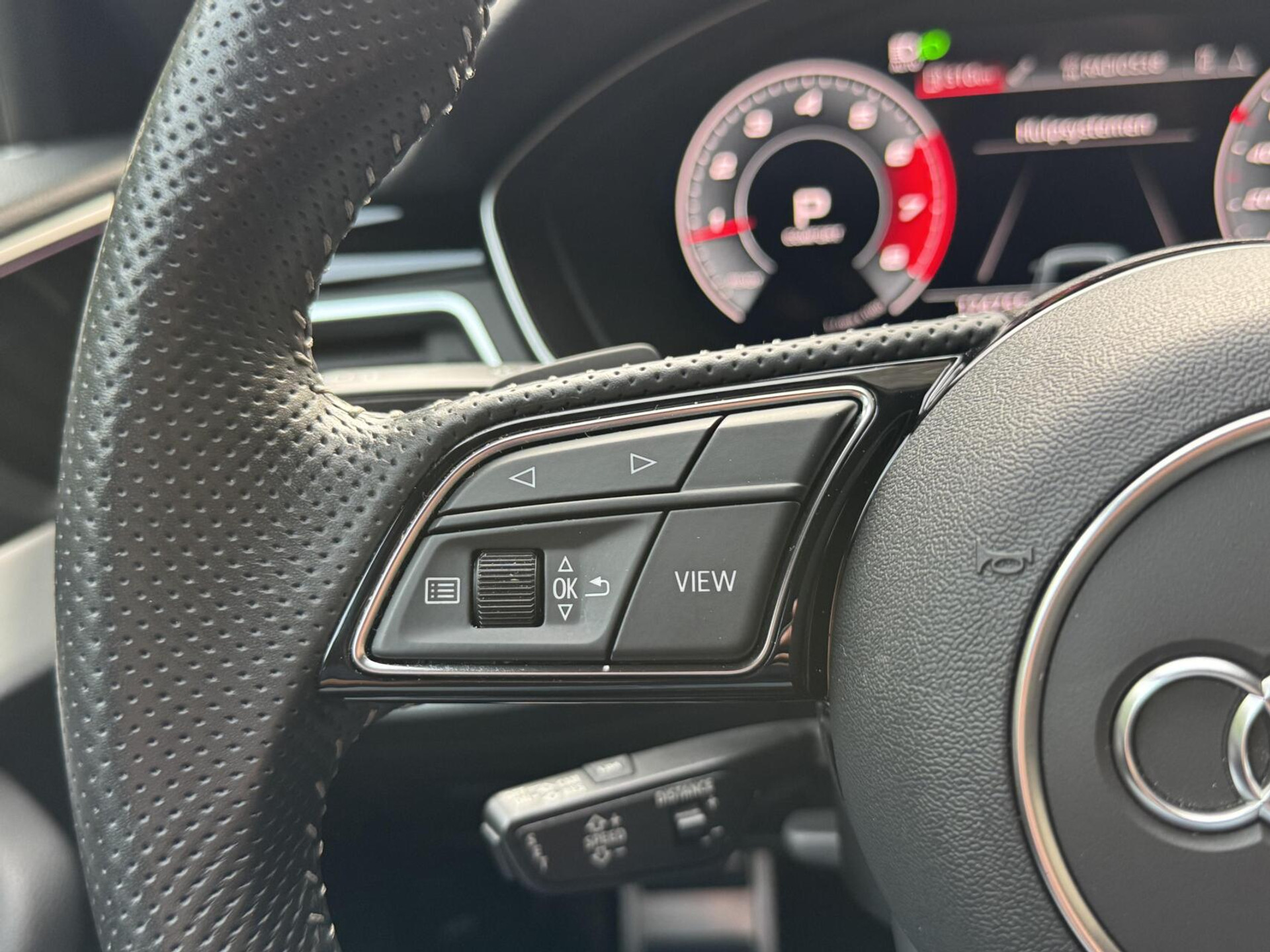 Audi A4 Avant 40 TFSI S-line Automaat | Volleer | Adaptieve cruise control | Lane assist | Afgevlakt sportstuur | Grootlichtassistent | 19 inch lichtmetalen velgen | Apple CarPlay | Parkeersensoren voor en achter | Achteruitrijcamera 47408599-10.jpg | Timcars.nl