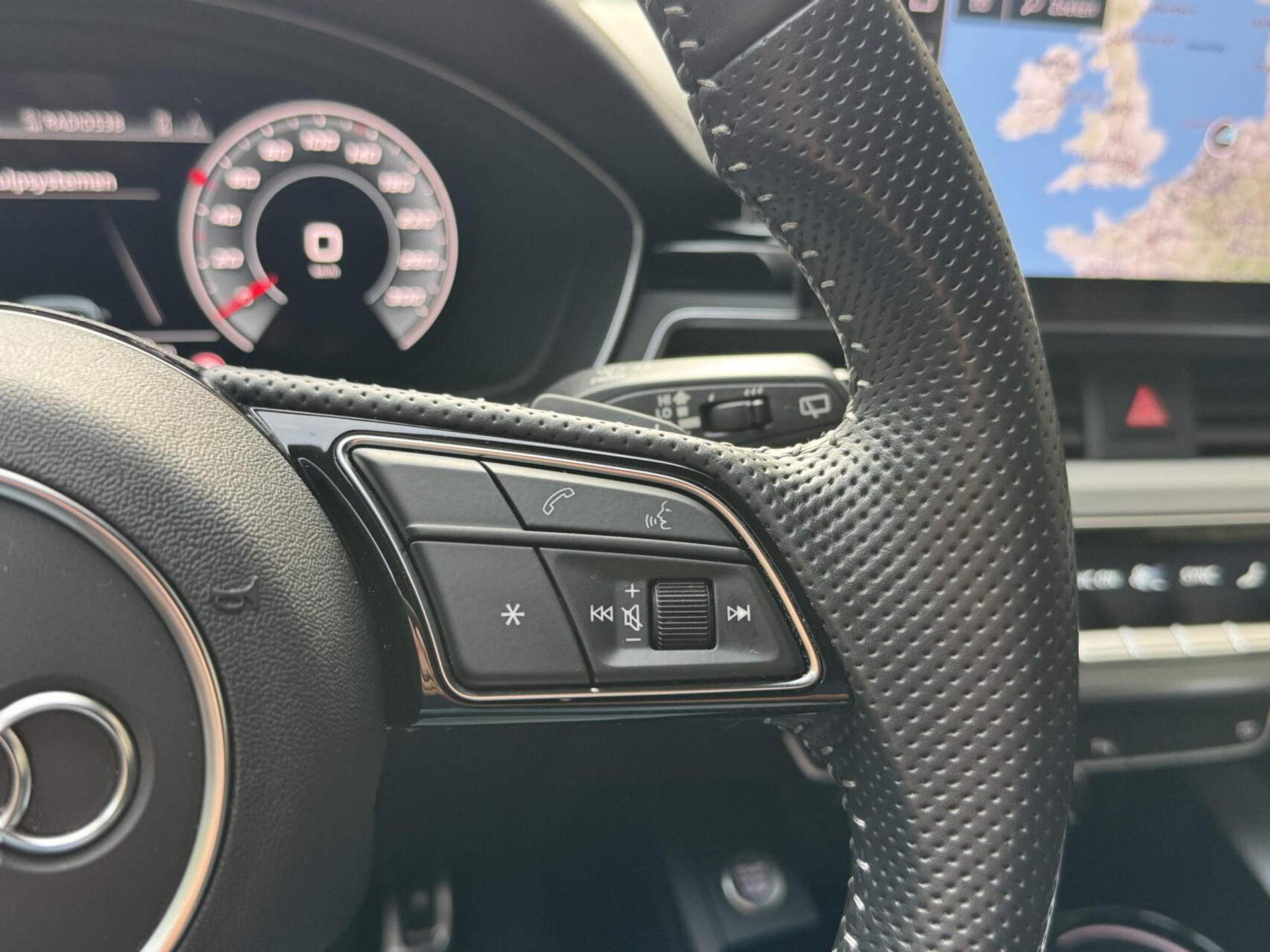 Audi A4 Avant 40 TFSI S-line Automaat | Volleer | Adaptieve cruise control | Lane assist | Afgevlakt sportstuur | Grootlichtassistent | 19 inch lichtmetalen velgen | Apple CarPlay | Parkeersensoren voor en achter | Achteruitrijcamera 47408599-12.jpg | Timcars.nl