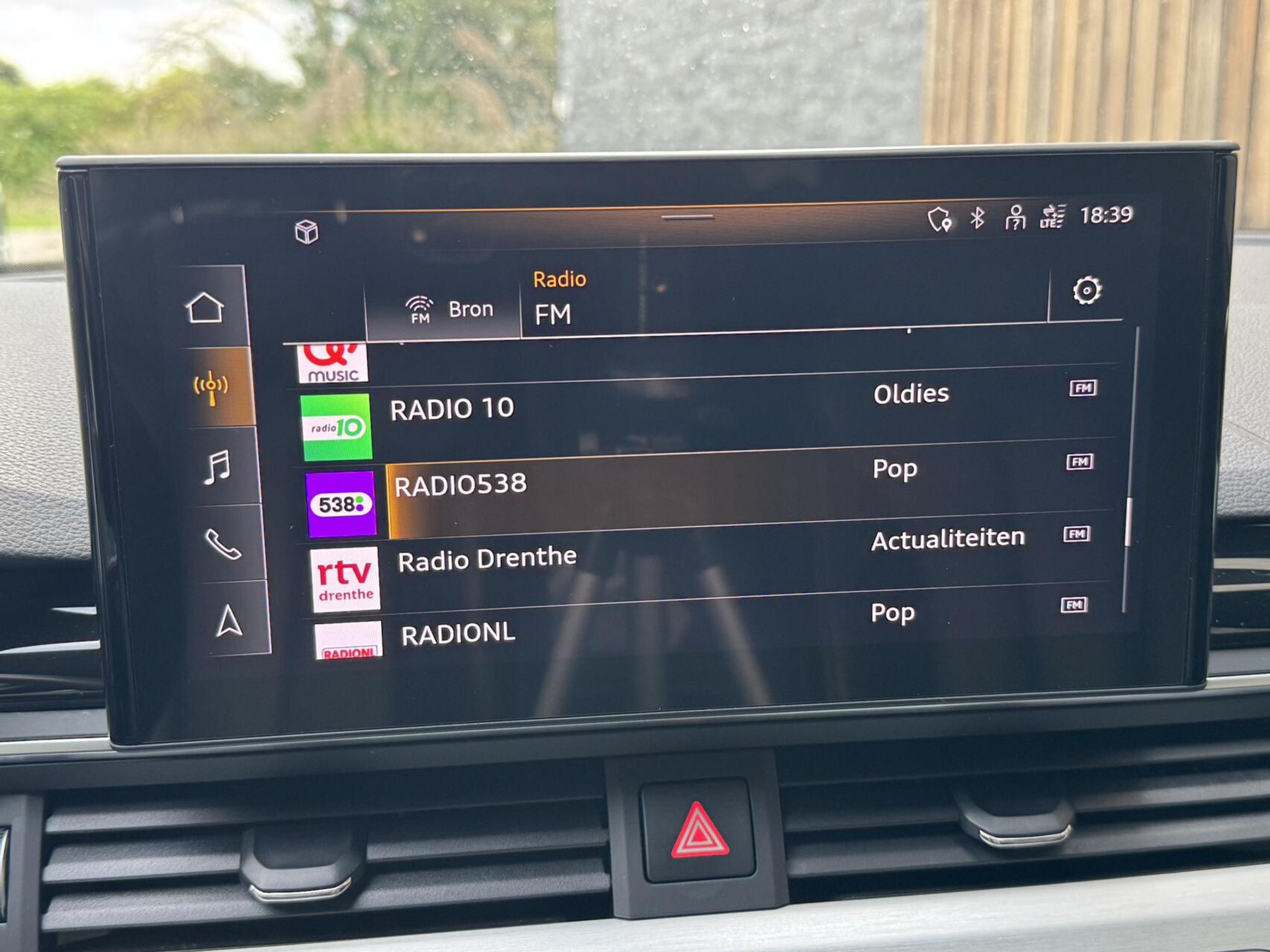 Audi A4 Avant 40 TFSI S-line Automaat | Volleer | Adaptieve cruise control | Lane assist | Afgevlakt sportstuur | Grootlichtassistent | 19 inch lichtmetalen velgen | Apple CarPlay | Parkeersensoren voor en achter | Achteruitrijcamera 47408599-15.jpg | Timcars.nl