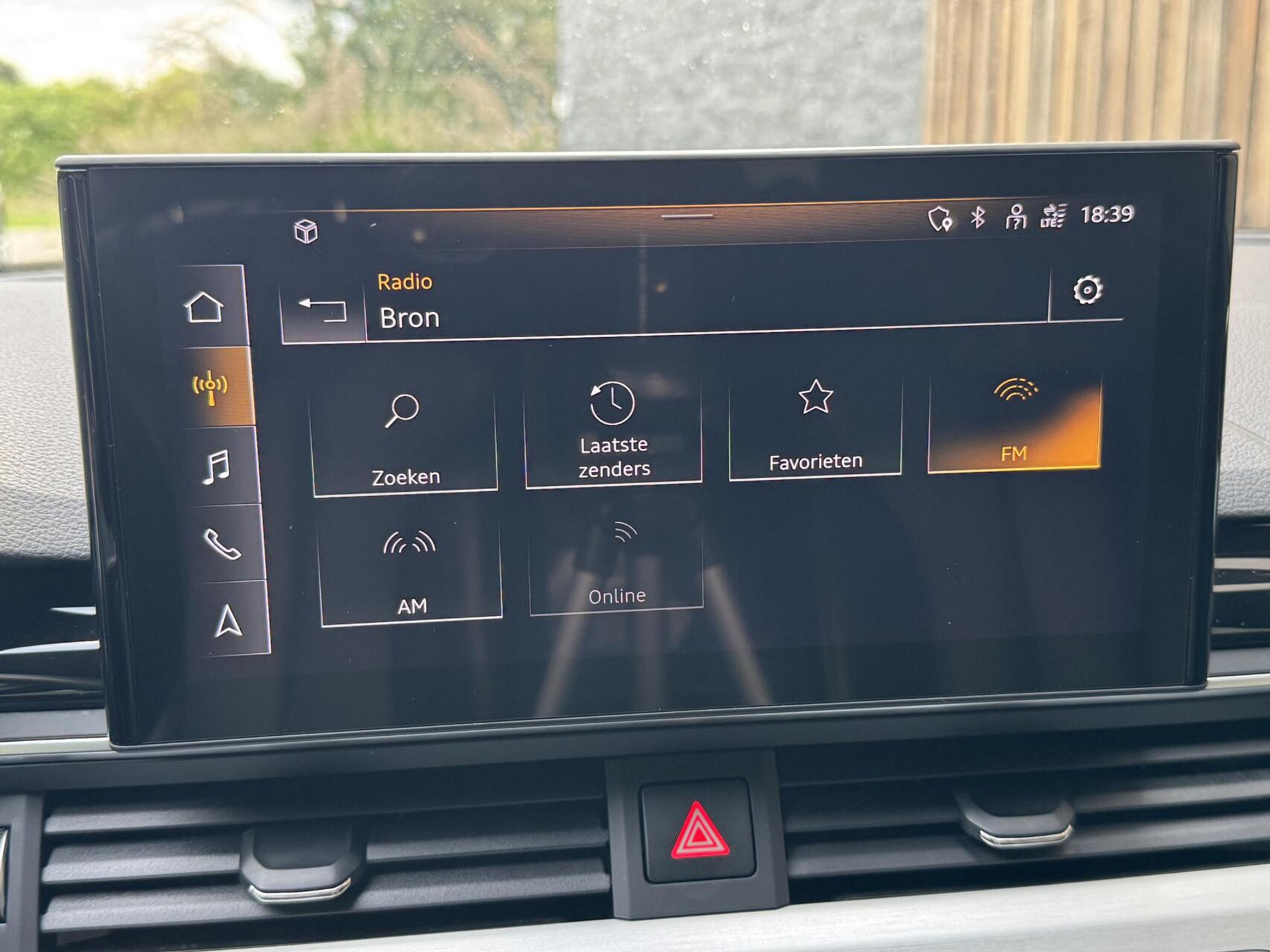 Audi A4 Avant 40 TFSI S-line Automaat | Volleer | Adaptieve cruise control | Lane assist | Afgevlakt sportstuur | Grootlichtassistent | 19 inch lichtmetalen velgen | Apple CarPlay | Parkeersensoren voor en achter | Achteruitrijcamera 47408599-16.jpg | Timcars.nl