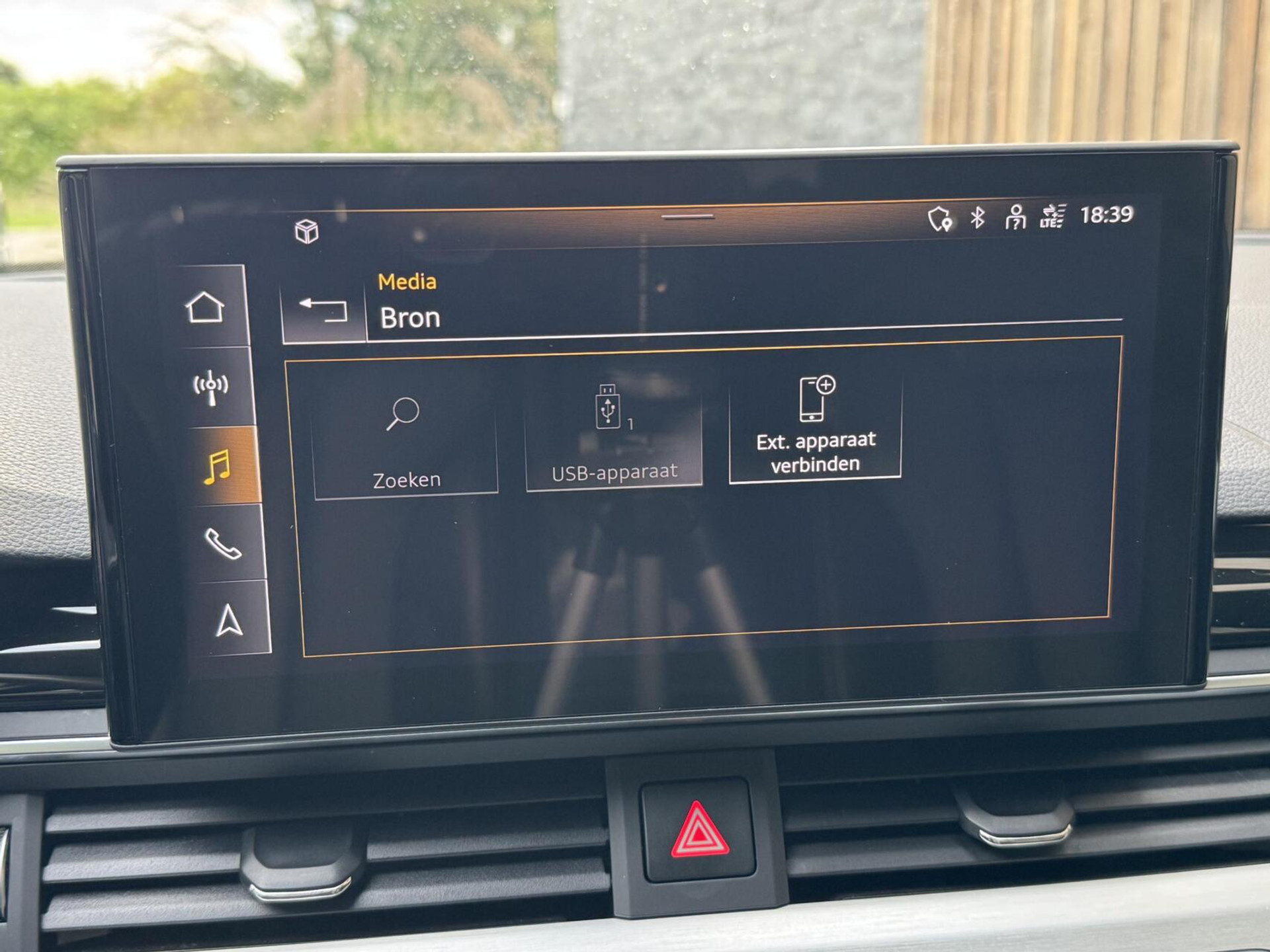 Audi A4 Avant 40 TFSI S-line Automaat | Volleer | Adaptieve cruise control | Lane assist | Afgevlakt sportstuur | Grootlichtassistent | 19 inch lichtmetalen velgen | Apple CarPlay | Parkeersensoren voor en achter | Achteruitrijcamera 47408599-18.jpg | Timcars.nl