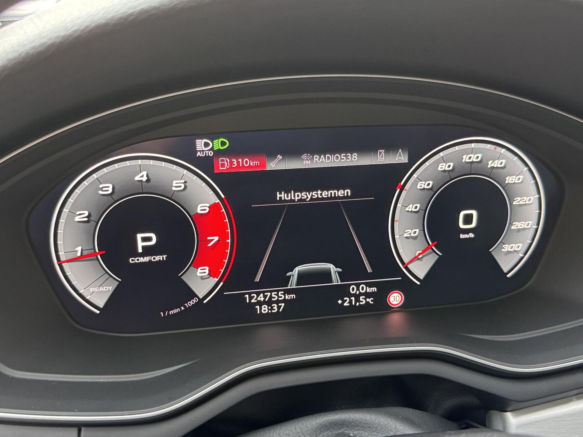 Audi A4 Avant 40 TFSI S-line Automaat | Volleer | Adaptieve cruise control | Lane assist | Afgevlakt sportstuur | Grootlichtassistent | 19 inch lichtmetalen velgen | Apple CarPlay | Parkeersensoren voor en achter | Achteruitrijcamera 47408599-3.jpg | Timcars.nl
