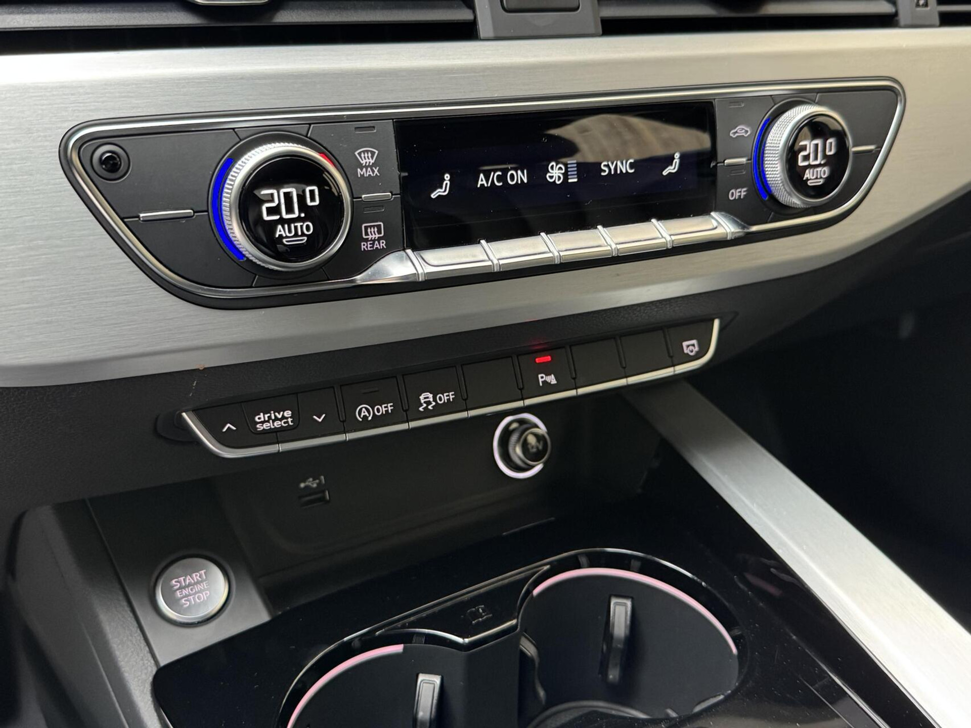 Audi A4 Avant 40 TFSI S-line Automaat | Volleer | Adaptieve cruise control | Lane assist | Afgevlakt sportstuur | Grootlichtassistent | 19 inch lichtmetalen velgen | Apple CarPlay | Parkeersensoren voor en achter | Achteruitrijcamera 47408599-36.jpg | Timcars.nl