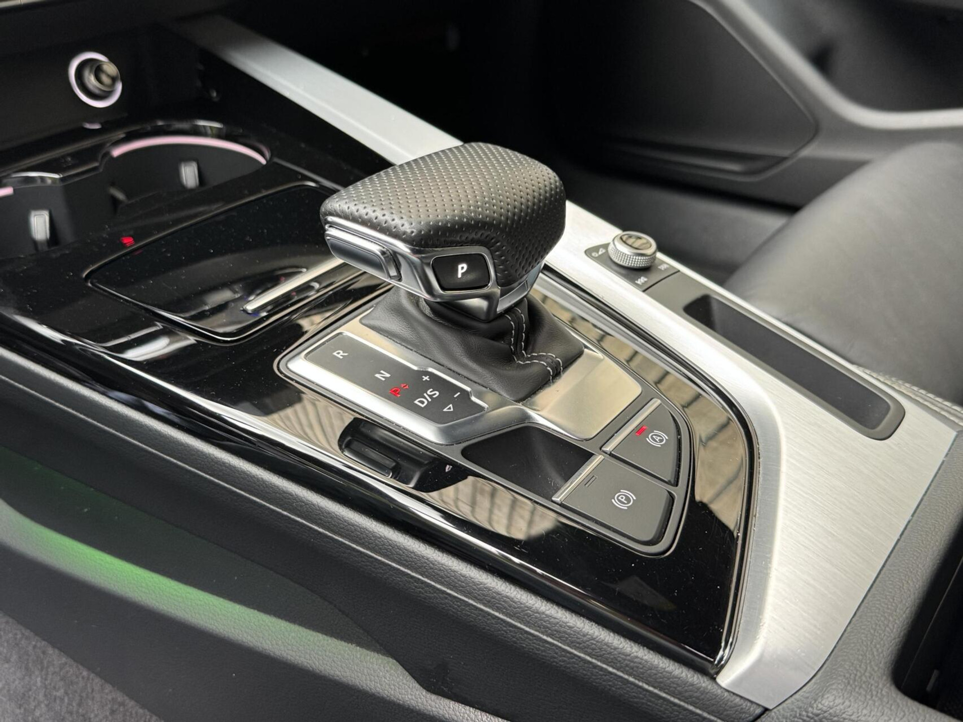 Audi A4 Avant 40 TFSI S-line Automaat | Volleer | Adaptieve cruise control | Lane assist | Afgevlakt sportstuur | Grootlichtassistent | 19 inch lichtmetalen velgen | Apple CarPlay | Parkeersensoren voor en achter | Achteruitrijcamera 47408599-37.jpg | Timcars.nl