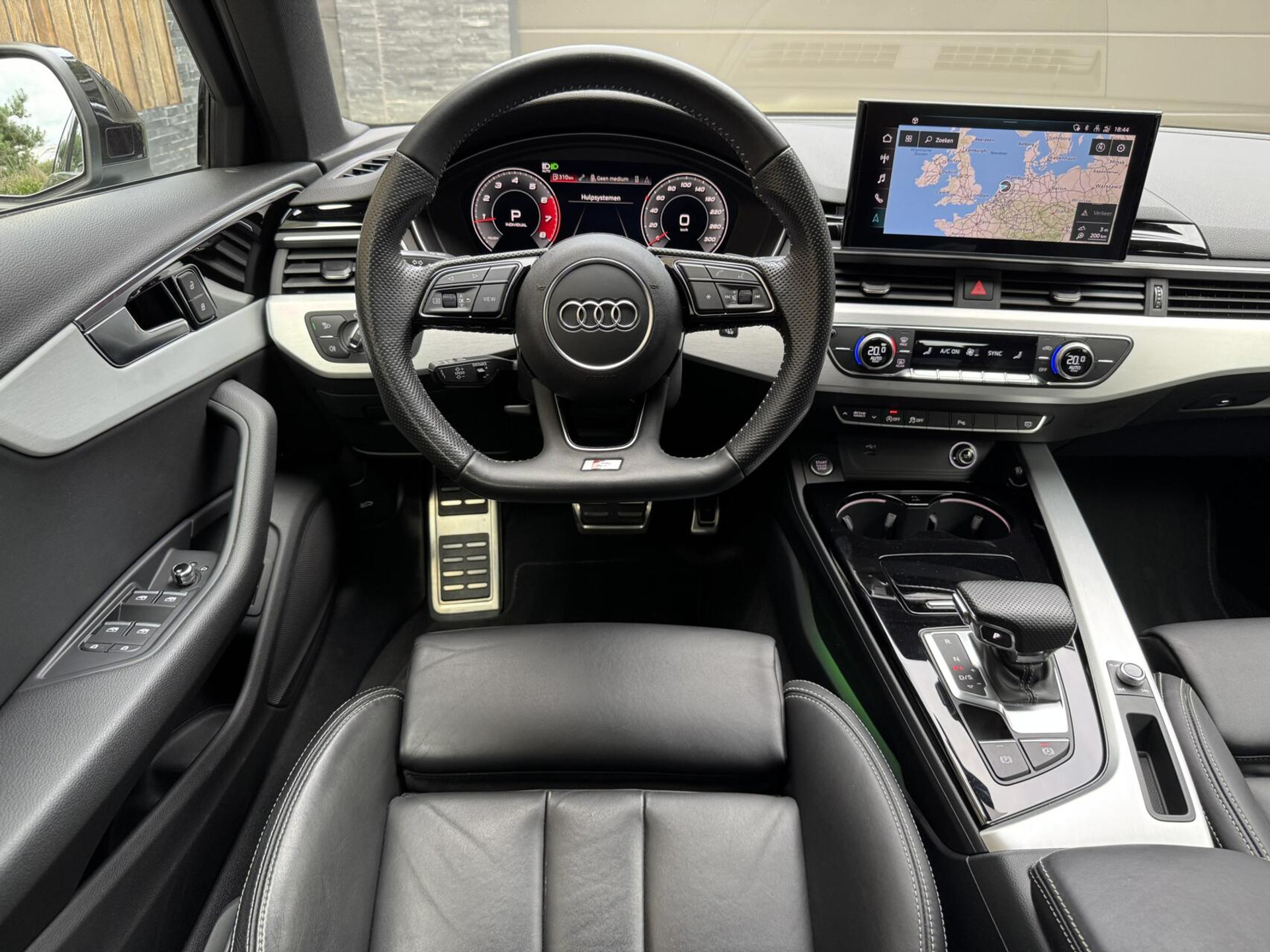 Audi A4 Avant 40 TFSI S-line Automaat | Volleer | Adaptieve cruise control | Lane assist | Afgevlakt sportstuur | Grootlichtassistent | 19 inch lichtmetalen velgen | Apple CarPlay | Parkeersensoren voor en achter | Achteruitrijcamera 47408599-38.jpg | Timcars.nl