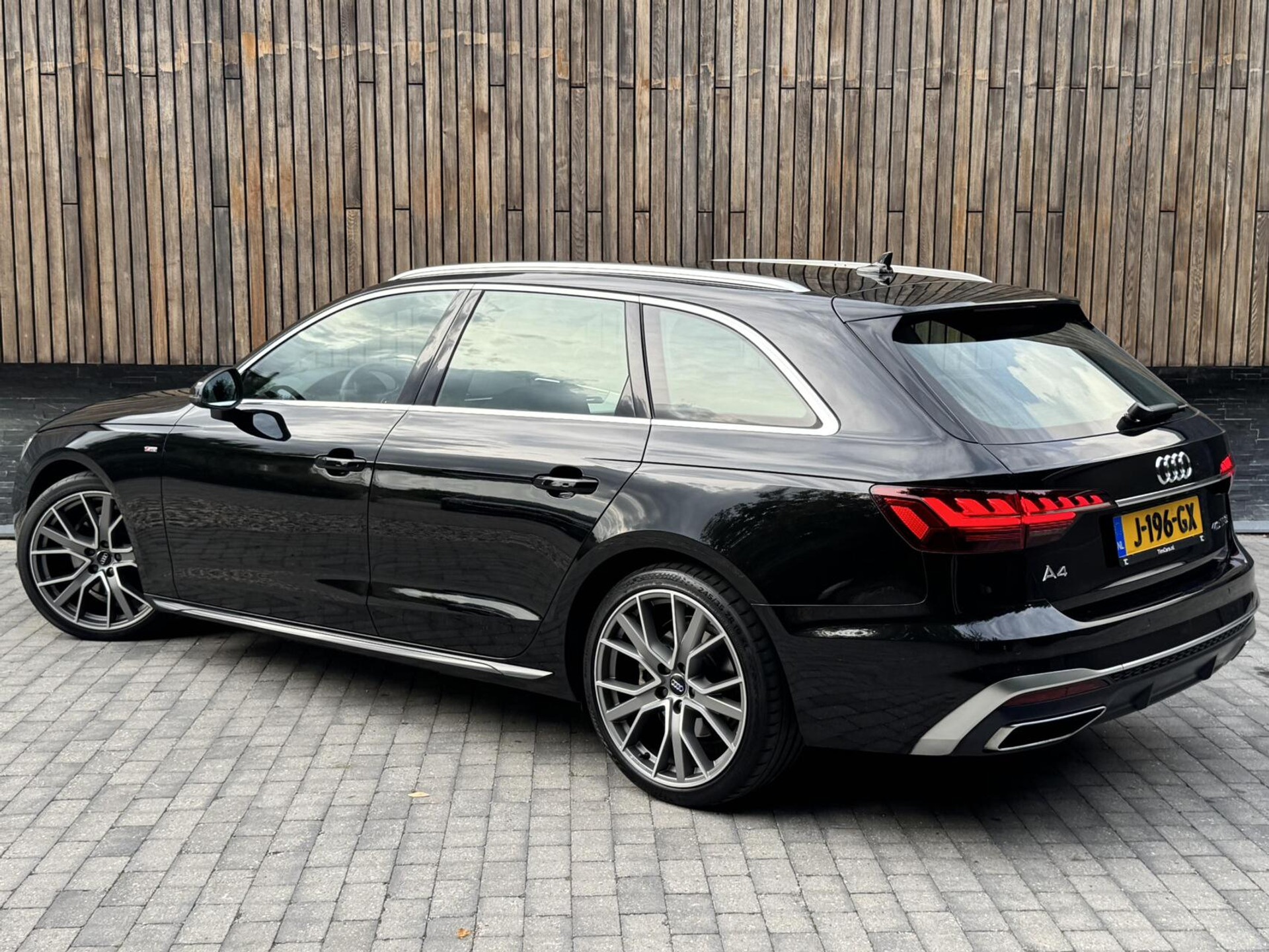 Audi A4 Avant 40 TFSI S-line Automaat | Volleer | Adaptieve cruise control | Lane assist | Afgevlakt sportstuur | Grootlichtassistent | 19 inch lichtmetalen velgen | Apple CarPlay | Parkeersensoren voor en achter | Achteruitrijcamera 47408599-39.jpg | Timcars.nl