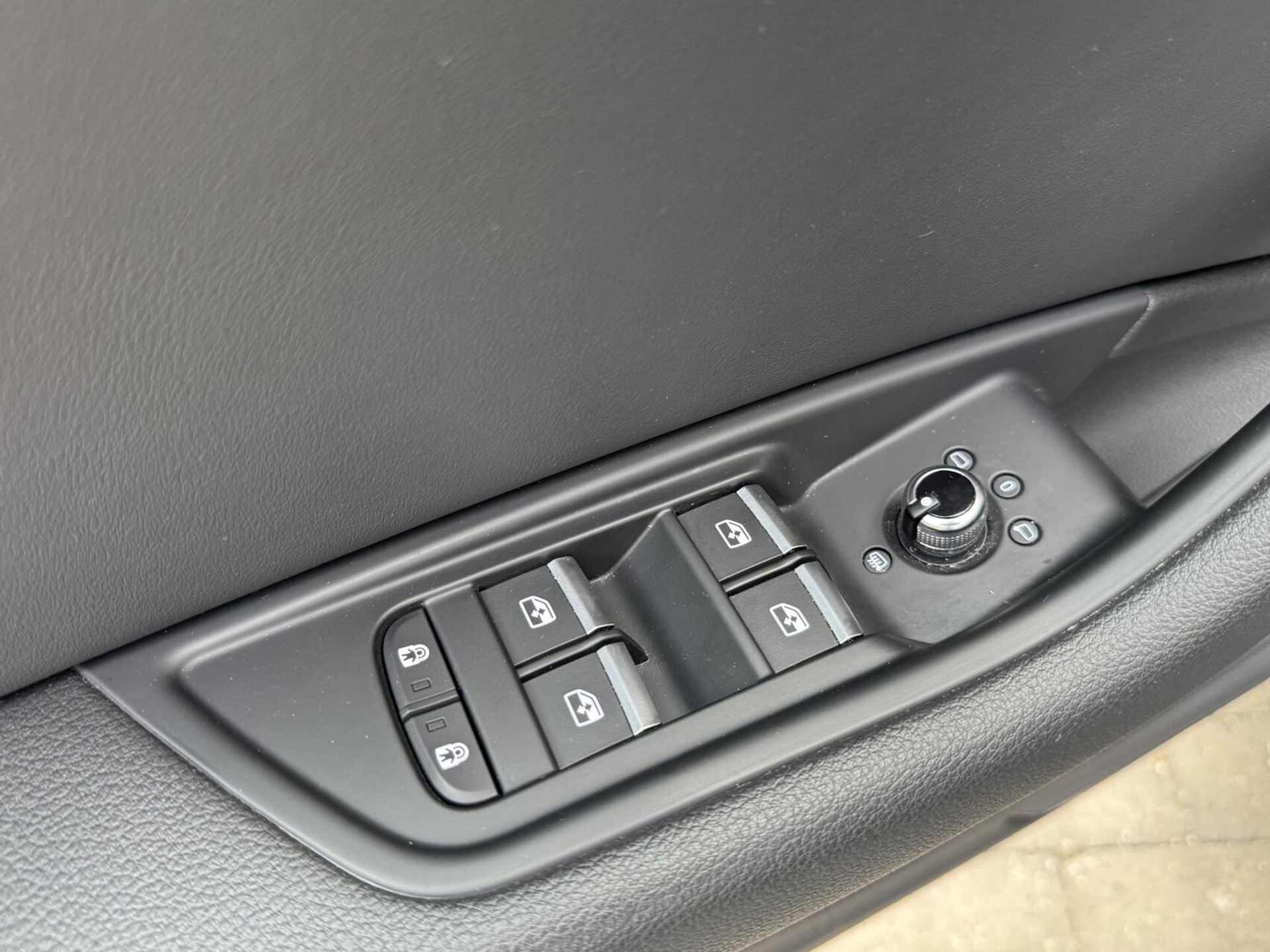 Audi A4 Avant 40 TFSI S-line Automaat | Volleer | Adaptieve cruise control | Lane assist | Afgevlakt sportstuur | Grootlichtassistent | 19 inch lichtmetalen velgen | Apple CarPlay | Parkeersensoren voor en achter | Achteruitrijcamera 47408599-4.jpg | Timcars.nl