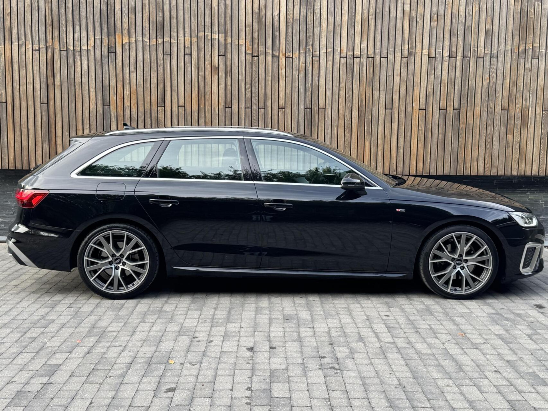 Audi A4 Avant 40 TFSI S-line Automaat | Volleer | Adaptieve cruise control | Lane assist | Afgevlakt sportstuur | Grootlichtassistent | 19 inch lichtmetalen velgen | Apple CarPlay | Parkeersensoren voor en achter | Achteruitrijcamera 47408599-40.jpg | Timcars.nl