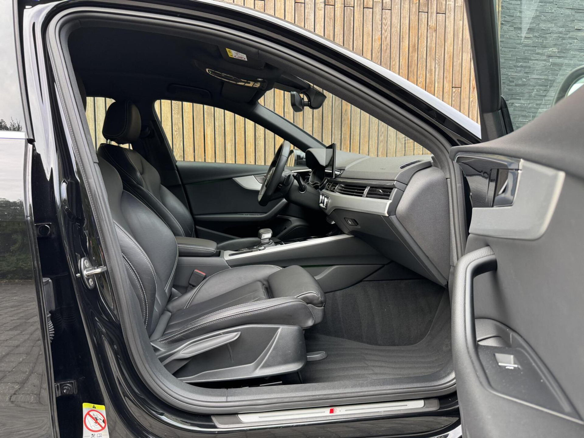 Audi A4 Avant 40 TFSI S-line Automaat | Volleer | Adaptieve cruise control | Lane assist | Afgevlakt sportstuur | Grootlichtassistent | 19 inch lichtmetalen velgen | Apple CarPlay | Parkeersensoren voor en achter | Achteruitrijcamera 47408599-43.jpg | Timcars.nl