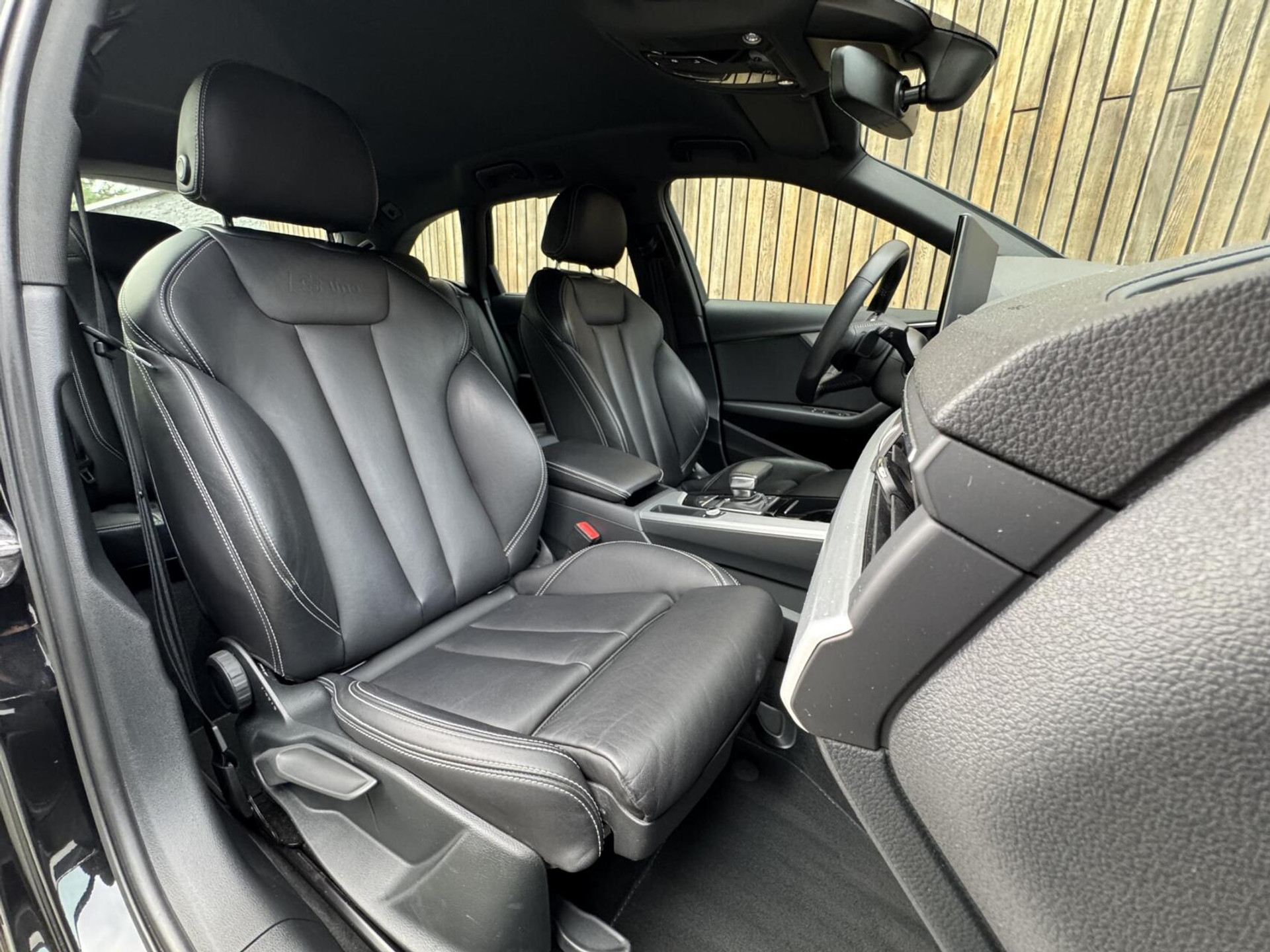 Audi A4 Avant 40 TFSI S-line Automaat | Volleer | Adaptieve cruise control | Lane assist | Afgevlakt sportstuur | Grootlichtassistent | 19 inch lichtmetalen velgen | Apple CarPlay | Parkeersensoren voor en achter | Achteruitrijcamera 47408599-44.jpg | Timcars.nl