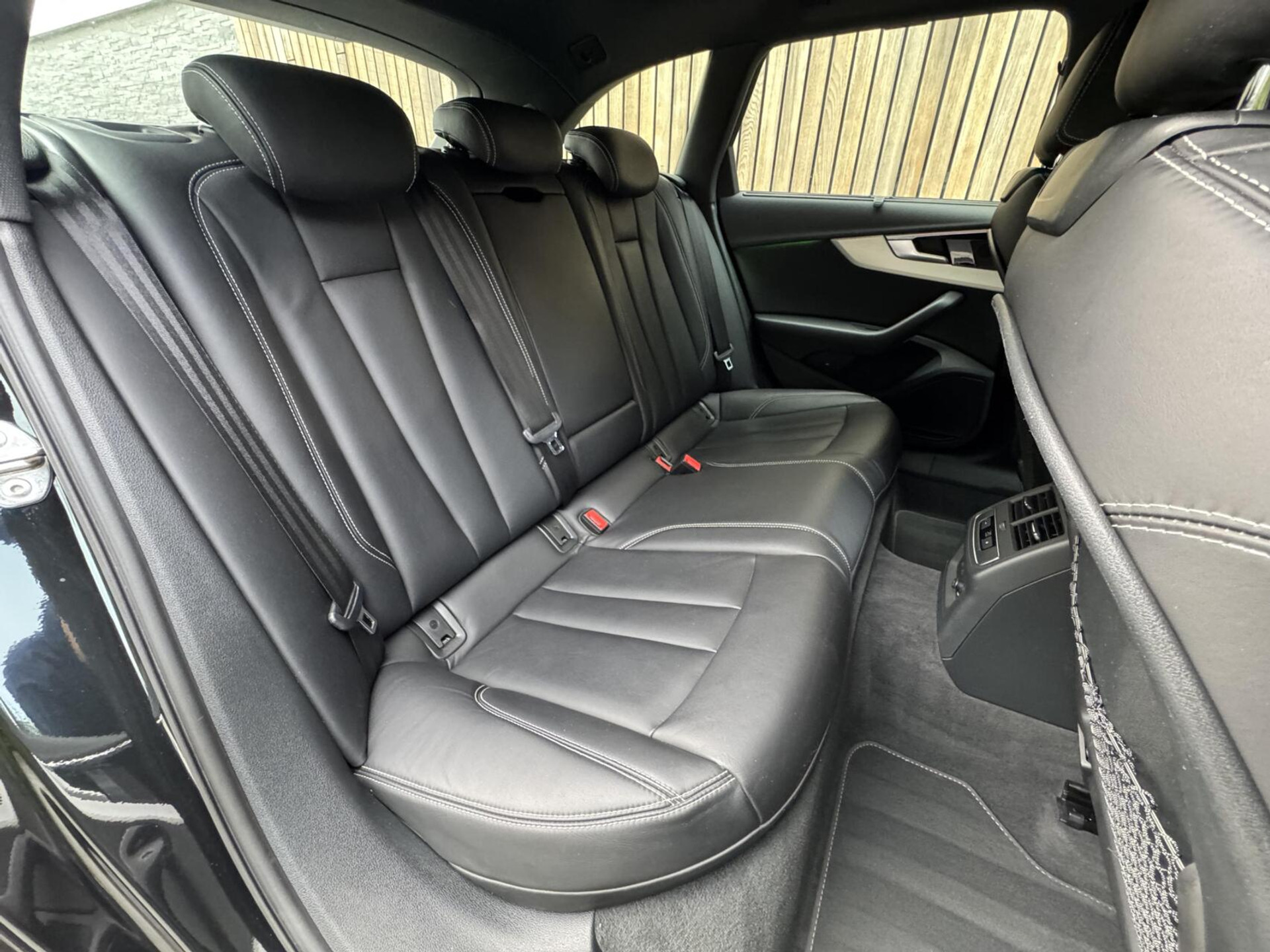 Audi A4 Avant 40 TFSI S-line Automaat | Volleer | Adaptieve cruise control | Lane assist | Afgevlakt sportstuur | Grootlichtassistent | 19 inch lichtmetalen velgen | Apple CarPlay | Parkeersensoren voor en achter | Achteruitrijcamera 47408599-46.jpg | Timcars.nl