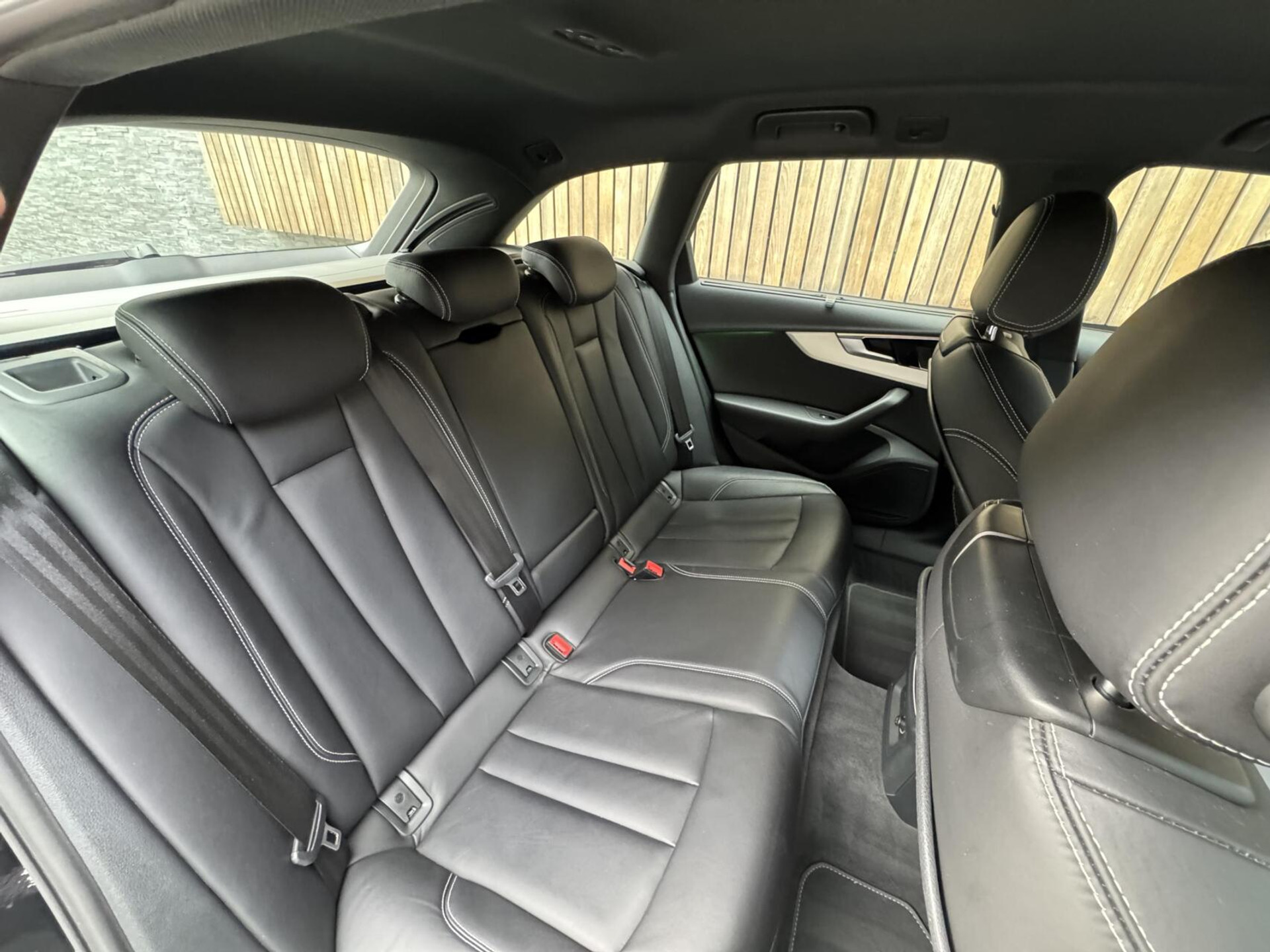 Audi A4 Avant 40 TFSI S-line Automaat | Volleer | Adaptieve cruise control | Lane assist | Afgevlakt sportstuur | Grootlichtassistent | 19 inch lichtmetalen velgen | Apple CarPlay | Parkeersensoren voor en achter | Achteruitrijcamera 47408599-48.jpg | Timcars.nl