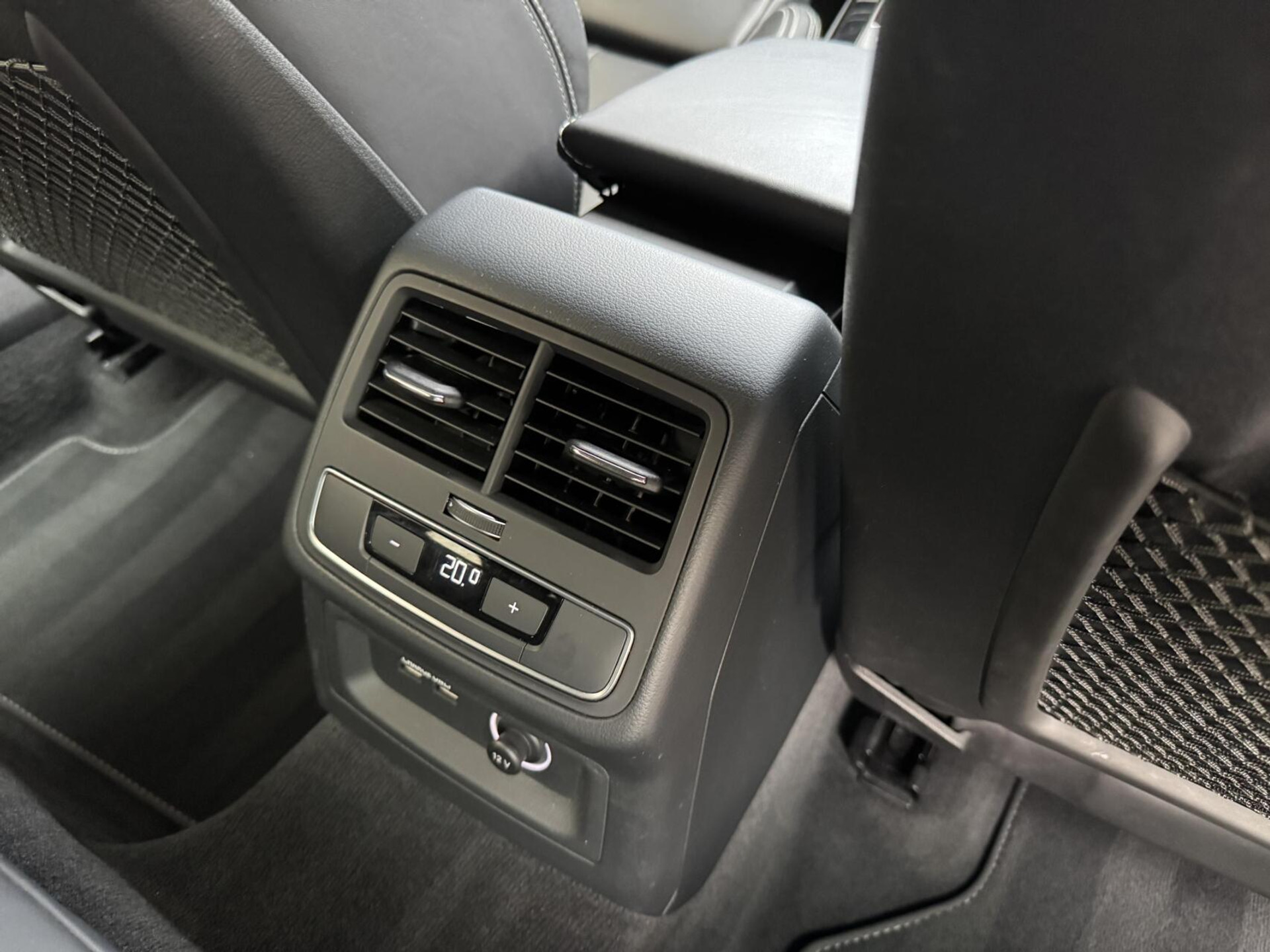 Audi A4 Avant 40 TFSI S-line Automaat | Volleer | Adaptieve cruise control | Lane assist | Afgevlakt sportstuur | Grootlichtassistent | 19 inch lichtmetalen velgen | Apple CarPlay | Parkeersensoren voor en achter | Achteruitrijcamera 47408599-49.jpg | Timcars.nl