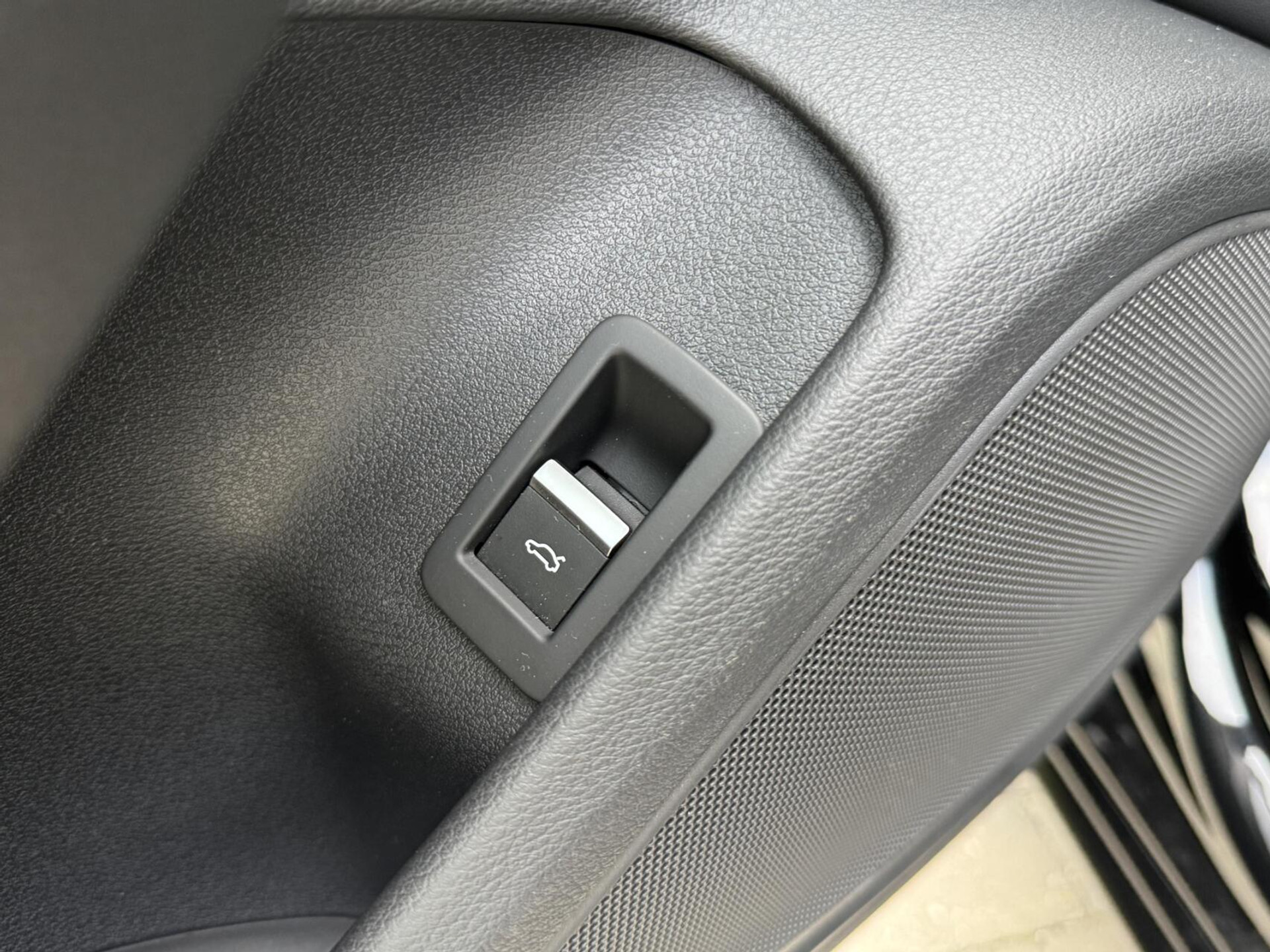 Audi A4 Avant 40 TFSI S-line Automaat | Volleer | Adaptieve cruise control | Lane assist | Afgevlakt sportstuur | Grootlichtassistent | 19 inch lichtmetalen velgen | Apple CarPlay | Parkeersensoren voor en achter | Achteruitrijcamera 47408599-5.jpg | Timcars.nl