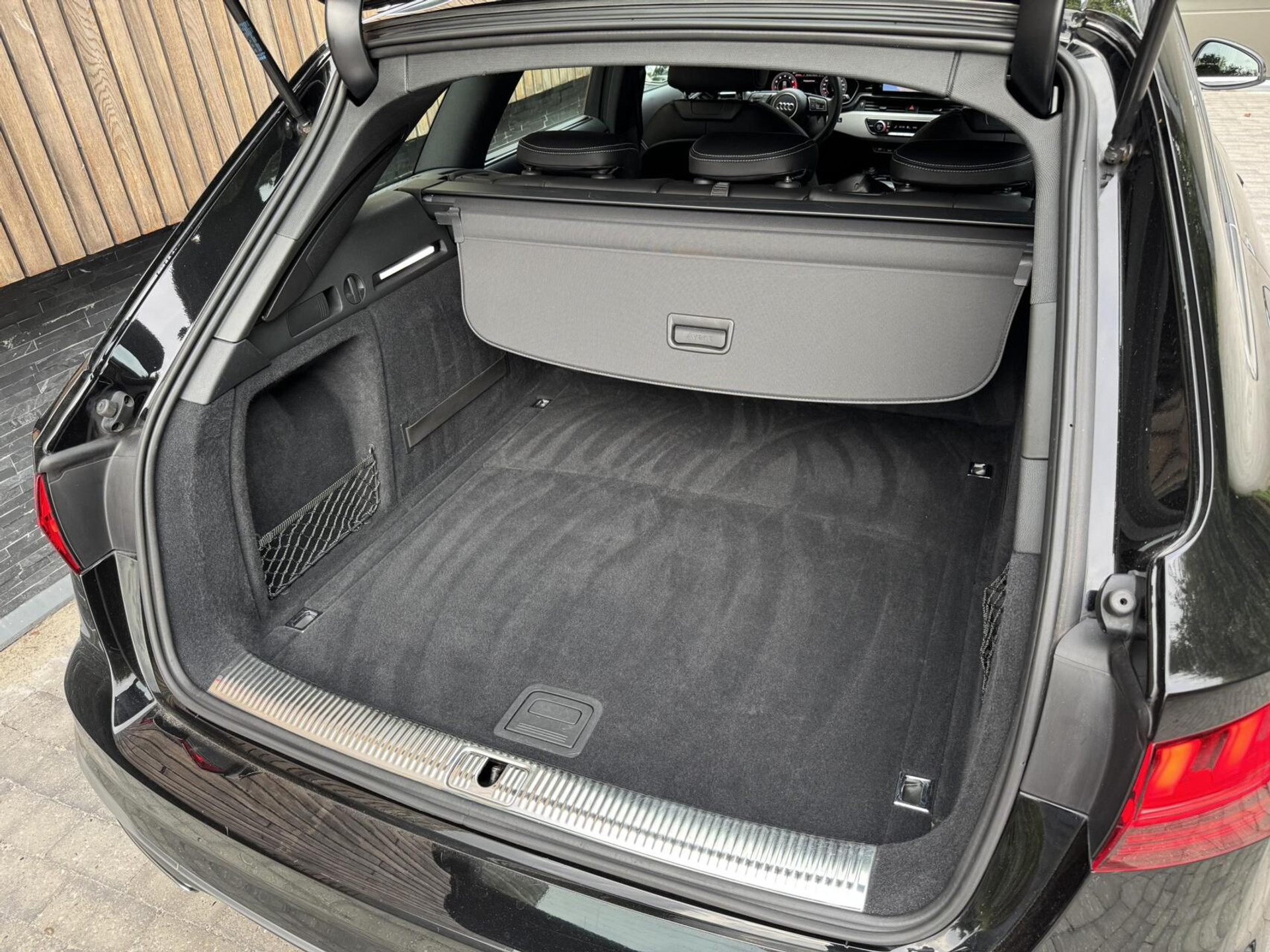 Audi A4 Avant 40 TFSI S-line Automaat | Volleer | Adaptieve cruise control | Lane assist | Afgevlakt sportstuur | Grootlichtassistent | 19 inch lichtmetalen velgen | Apple CarPlay | Parkeersensoren voor en achter | Achteruitrijcamera 47408599-50.jpg | Timcars.nl