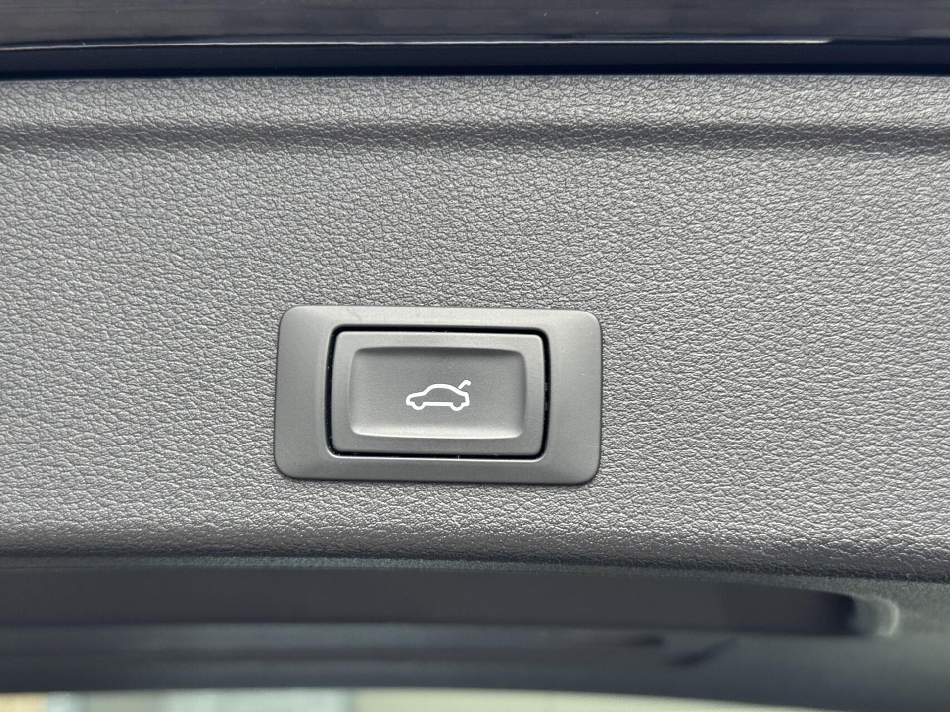 Audi A4 Avant 40 TFSI S-line Automaat | Volleer | Adaptieve cruise control | Lane assist | Afgevlakt sportstuur | Grootlichtassistent | 19 inch lichtmetalen velgen | Apple CarPlay | Parkeersensoren voor en achter | Achteruitrijcamera 47408599-51.jpg | Timcars.nl