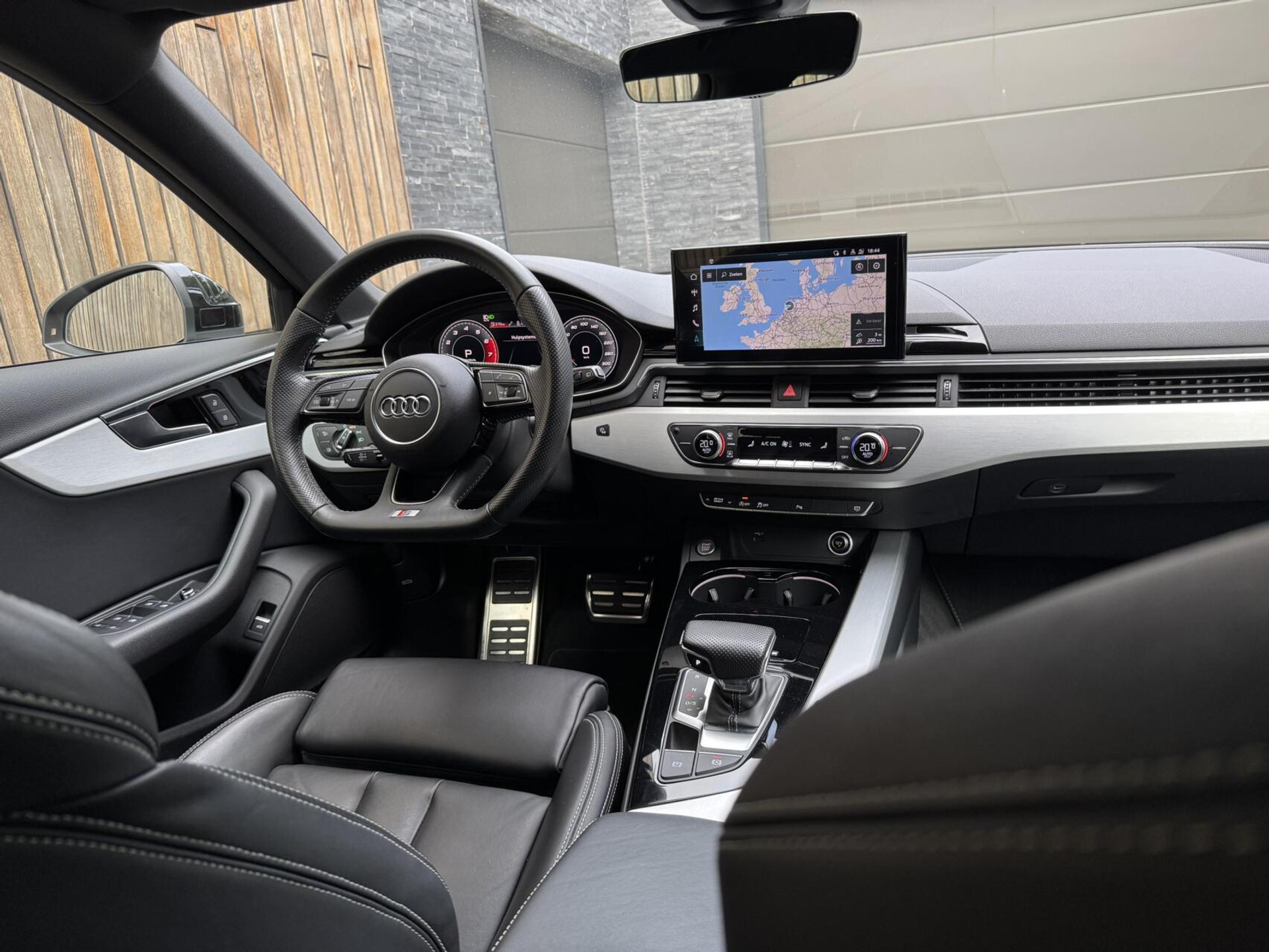 Audi A4 Avant 40 TFSI S-line Automaat | Volleer | Adaptieve cruise control | Lane assist | Afgevlakt sportstuur | Grootlichtassistent | 19 inch lichtmetalen velgen | Apple CarPlay | Parkeersensoren voor en achter | Achteruitrijcamera 47408599-52.jpg | Timcars.nl