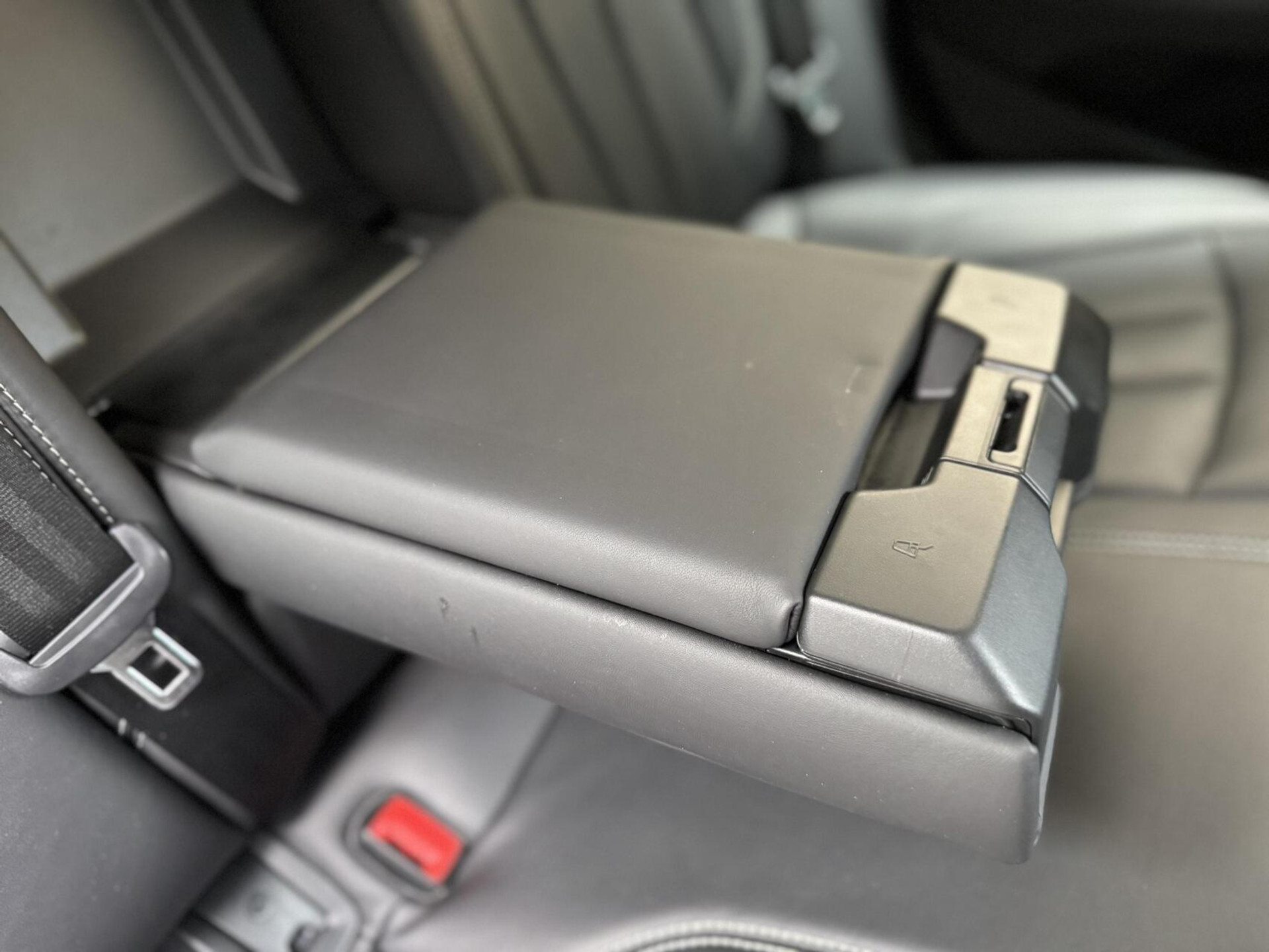 Audi A4 Avant 40 TFSI S-line Automaat | Volleer | Adaptieve cruise control | Lane assist | Afgevlakt sportstuur | Grootlichtassistent | 19 inch lichtmetalen velgen | Apple CarPlay | Parkeersensoren voor en achter | Achteruitrijcamera 47408599-53.jpg | Timcars.nl