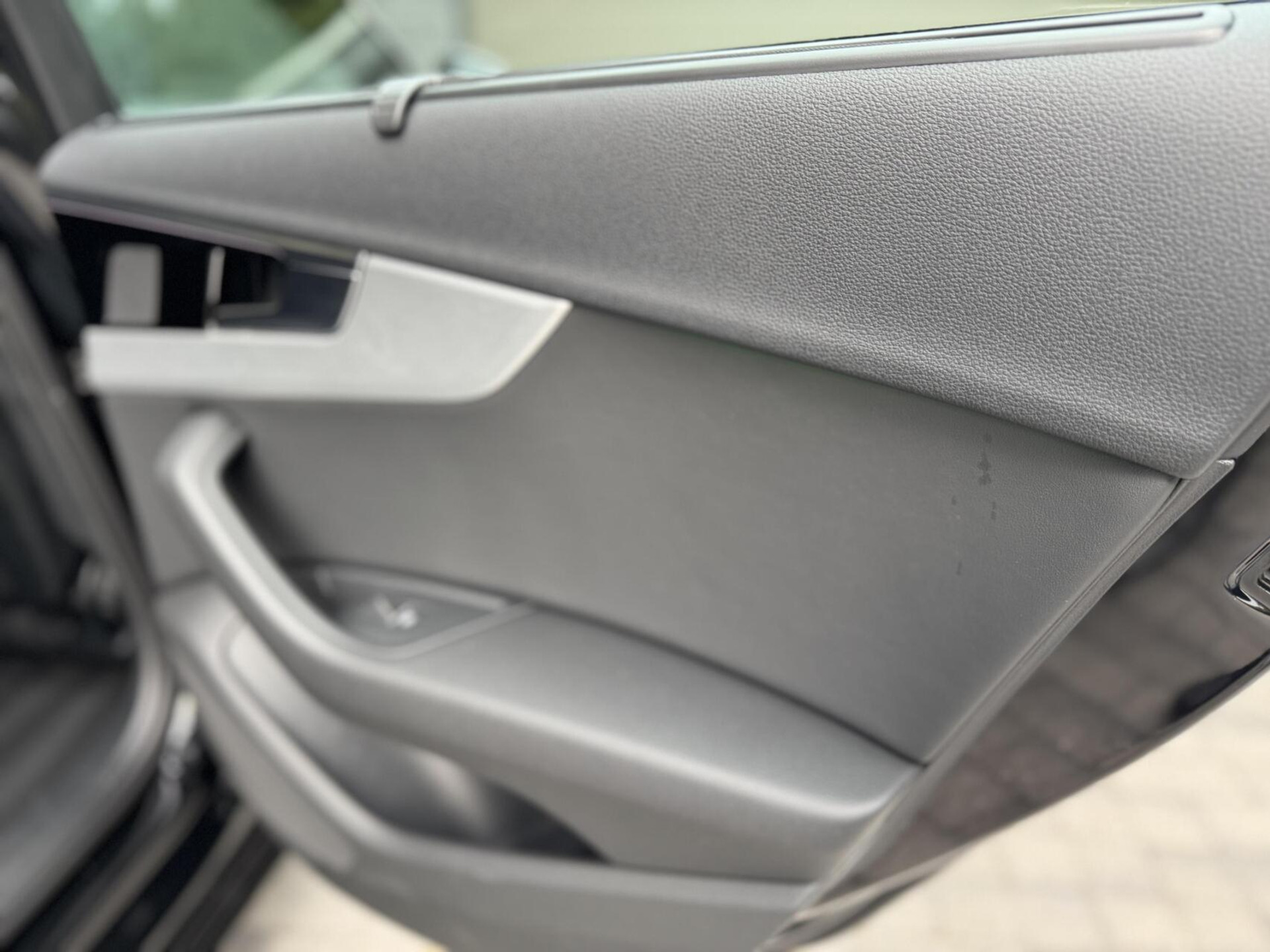 Audi A4 Avant 40 TFSI S-line Automaat | Volleer | Adaptieve cruise control | Lane assist | Afgevlakt sportstuur | Grootlichtassistent | 19 inch lichtmetalen velgen | Apple CarPlay | Parkeersensoren voor en achter | Achteruitrijcamera 47408599-54.jpg | Timcars.nl