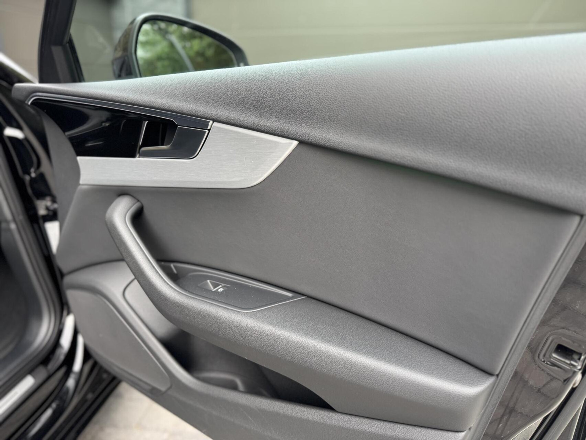 Audi A4 Avant 40 TFSI S-line Automaat | Volleer | Adaptieve cruise control | Lane assist | Afgevlakt sportstuur | Grootlichtassistent | 19 inch lichtmetalen velgen | Apple CarPlay | Parkeersensoren voor en achter | Achteruitrijcamera 47408599-56.jpg | Timcars.nl