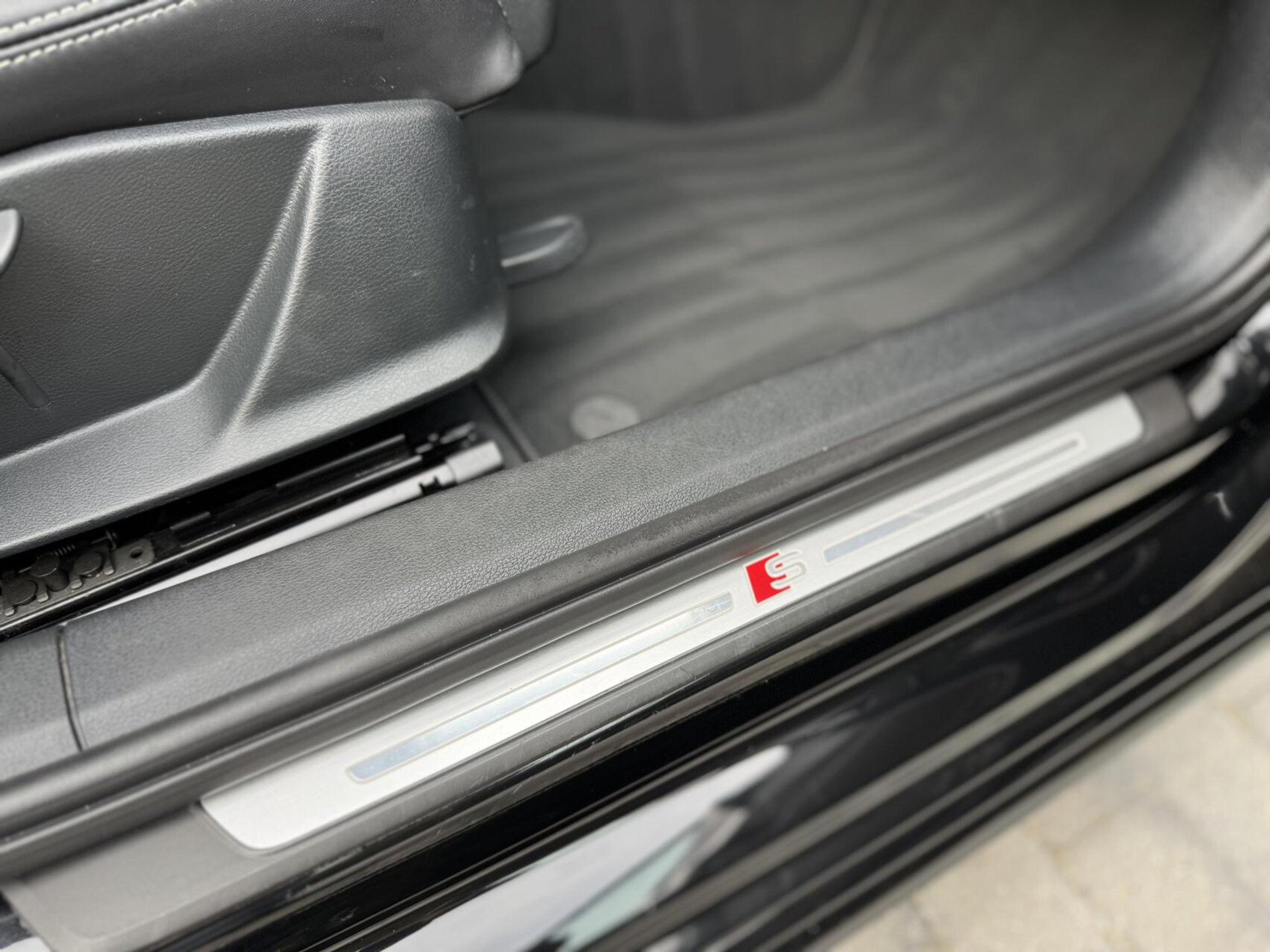 Audi A4 Avant 40 TFSI S-line Automaat | Volleer | Adaptieve cruise control | Lane assist | Afgevlakt sportstuur | Grootlichtassistent | 19 inch lichtmetalen velgen | Apple CarPlay | Parkeersensoren voor en achter | Achteruitrijcamera 47408599-57.jpg | Timcars.nl