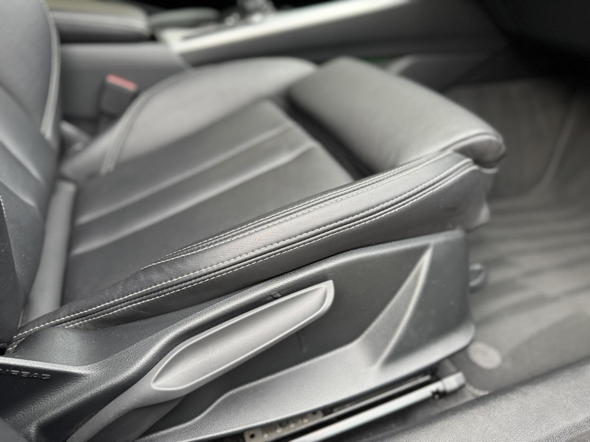 Audi A4 Avant 40 TFSI S-line Automaat | Volleer | Adaptieve cruise control | Lane assist | Afgevlakt sportstuur | Grootlichtassistent | 19 inch lichtmetalen velgen | Apple CarPlay | Parkeersensoren voor en achter | Achteruitrijcamera 47408599-58.jpg | Timcars.nl