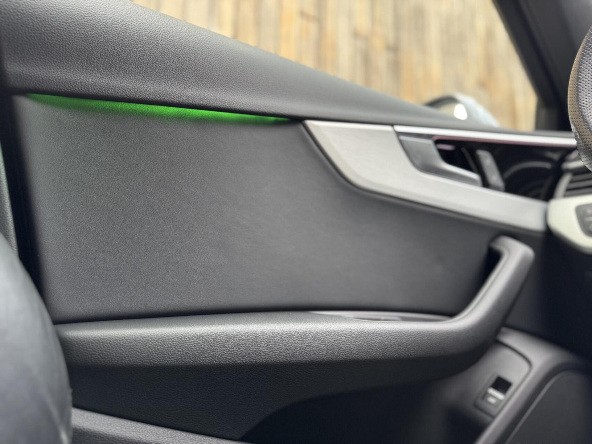 Audi A4 Avant 40 TFSI S-line Automaat | Volleer | Adaptieve cruise control | Lane assist | Afgevlakt sportstuur | Grootlichtassistent | 19 inch lichtmetalen velgen | Apple CarPlay | Parkeersensoren voor en achter | Achteruitrijcamera 47408599-59.jpg | Timcars.nl