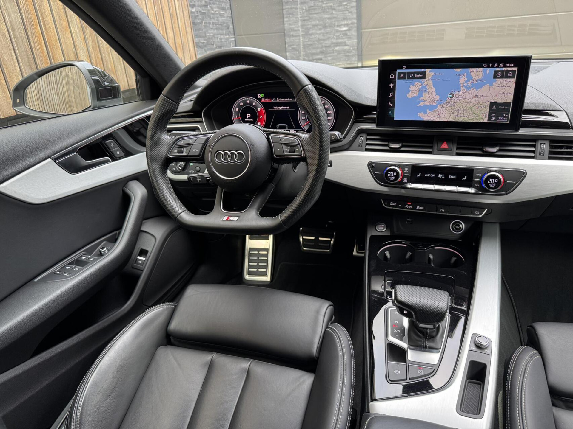 Audi A4 Avant 40 TFSI S-line Automaat | Volleer | Adaptieve cruise control | Lane assist | Afgevlakt sportstuur | Grootlichtassistent | 19 inch lichtmetalen velgen | Apple CarPlay | Parkeersensoren voor en achter | Achteruitrijcamera 47408599-6.jpg | Timcars.nl