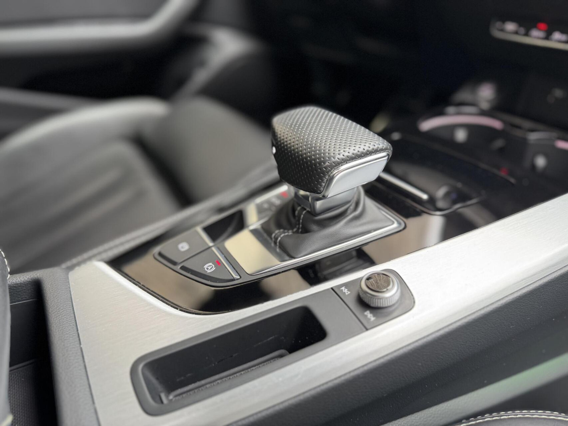 Audi A4 Avant 40 TFSI S-line Automaat | Volleer | Adaptieve cruise control | Lane assist | Afgevlakt sportstuur | Grootlichtassistent | 19 inch lichtmetalen velgen | Apple CarPlay | Parkeersensoren voor en achter | Achteruitrijcamera 47408599-60.jpg | Timcars.nl