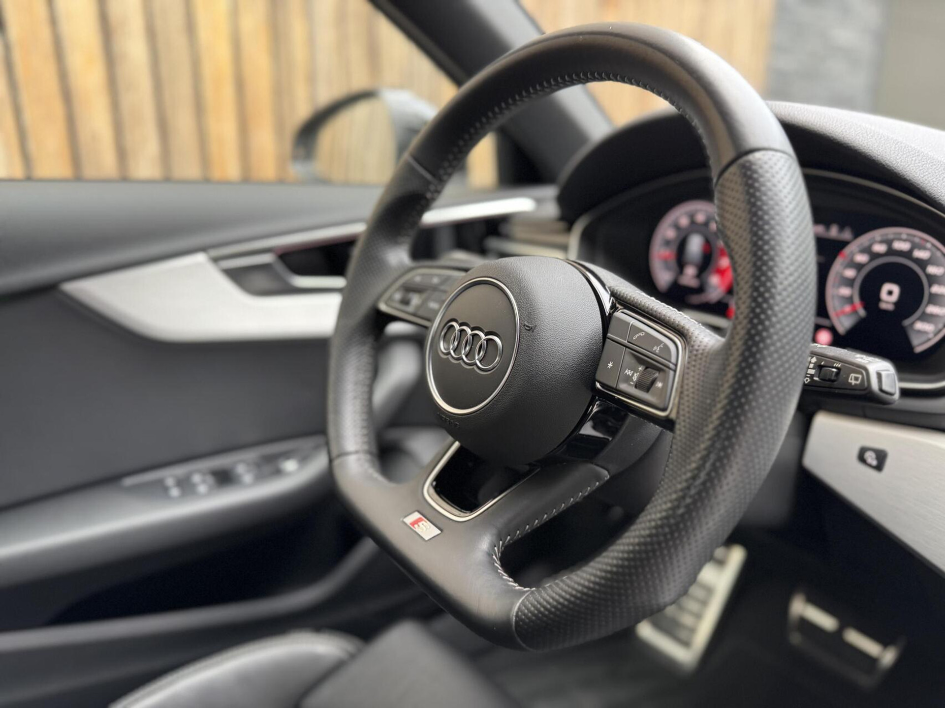 Audi A4 Avant 40 TFSI S-line Automaat | Volleer | Adaptieve cruise control | Lane assist | Afgevlakt sportstuur | Grootlichtassistent | 19 inch lichtmetalen velgen | Apple CarPlay | Parkeersensoren voor en achter | Achteruitrijcamera 47408599-61.jpg | Timcars.nl