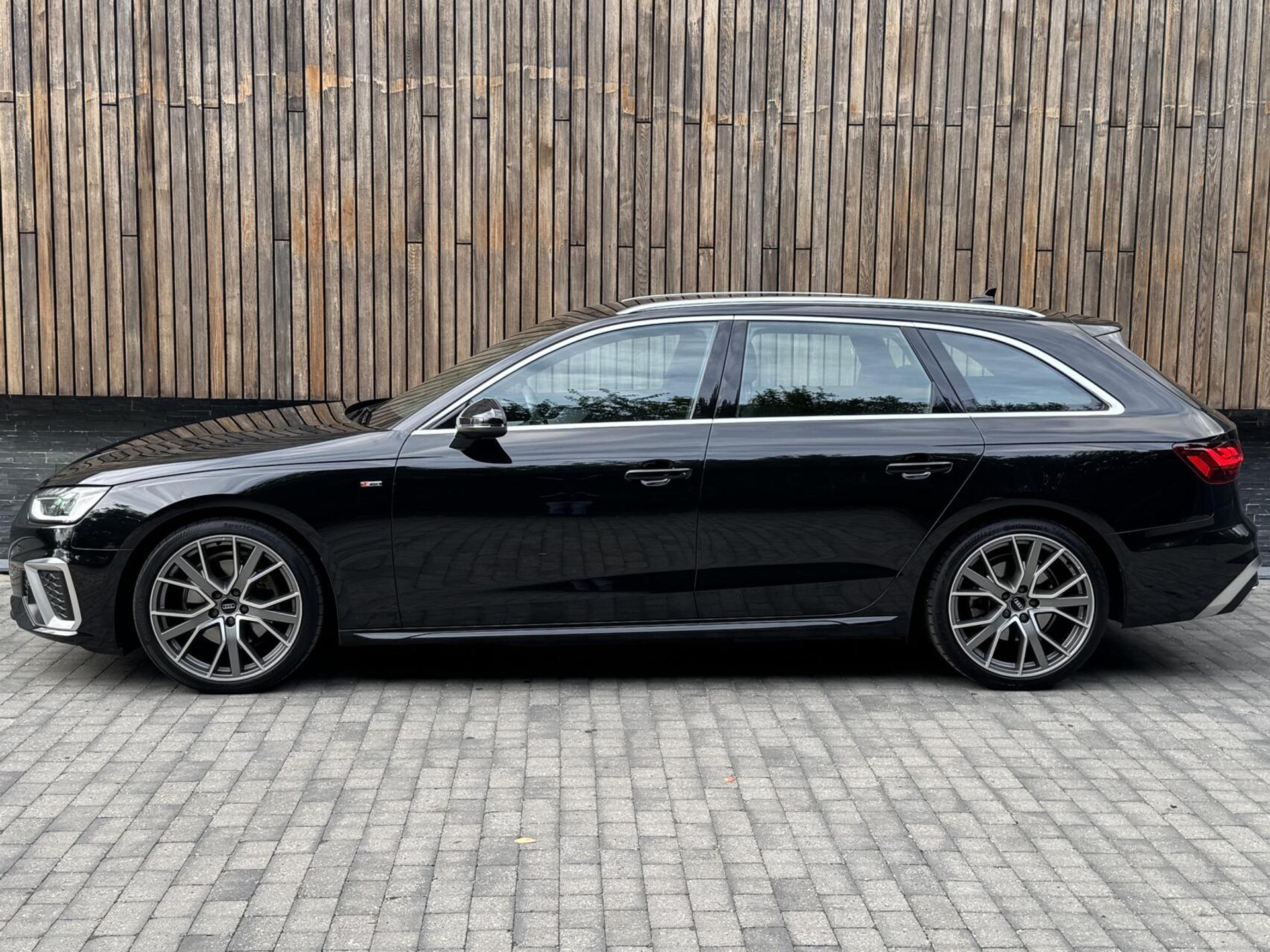Audi A4 Avant 40 TFSI S-line Automaat | Volleer | Adaptieve cruise control | Lane assist | Afgevlakt sportstuur | Grootlichtassistent | 19 inch lichtmetalen velgen | Apple CarPlay | Parkeersensoren voor en achter | Achteruitrijcamera 47408599-66.jpg | Timcars.nl