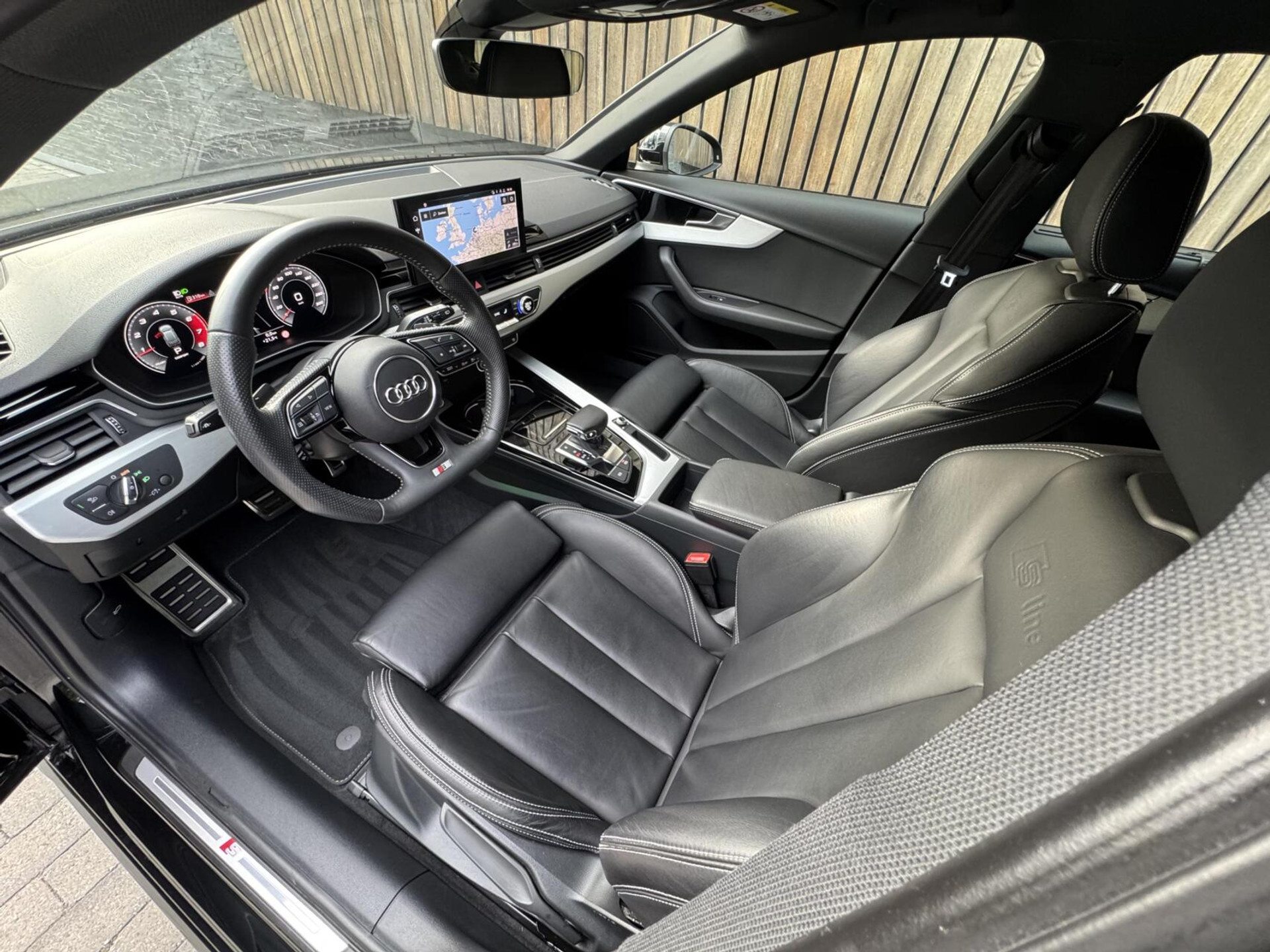 Audi A4 Avant 40 TFSI S-line Automaat | Volleer | Adaptieve cruise control | Lane assist | Afgevlakt sportstuur | Grootlichtassistent | 19 inch lichtmetalen velgen | Apple CarPlay | Parkeersensoren voor en achter | Achteruitrijcamera 47408599-7.jpg | Timcars.nl