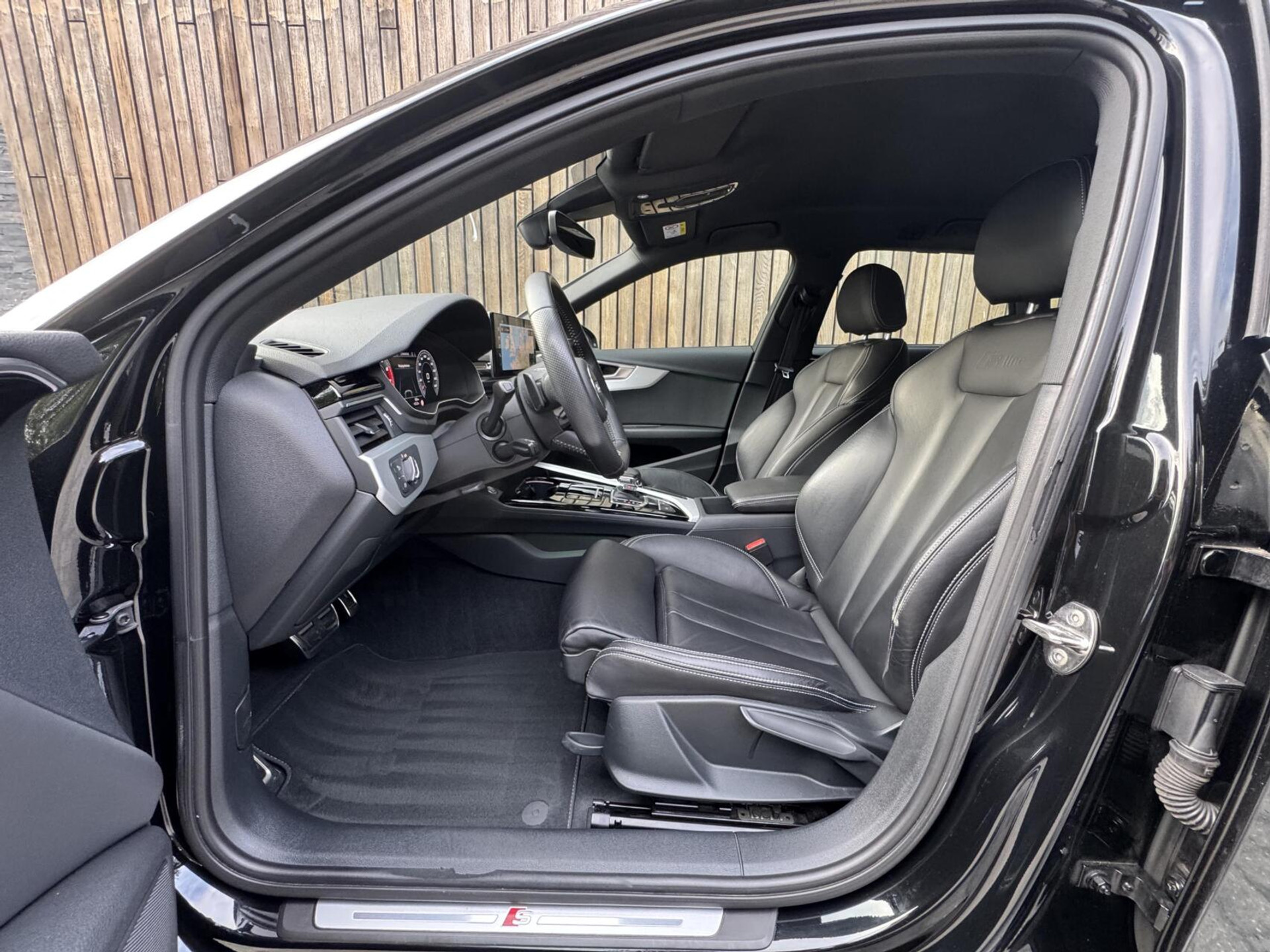 Audi A4 Avant 40 TFSI S-line Automaat | Volleer | Adaptieve cruise control | Lane assist | Afgevlakt sportstuur | Grootlichtassistent | 19 inch lichtmetalen velgen | Apple CarPlay | Parkeersensoren voor en achter | Achteruitrijcamera 47408599-8.jpg | Timcars.nl